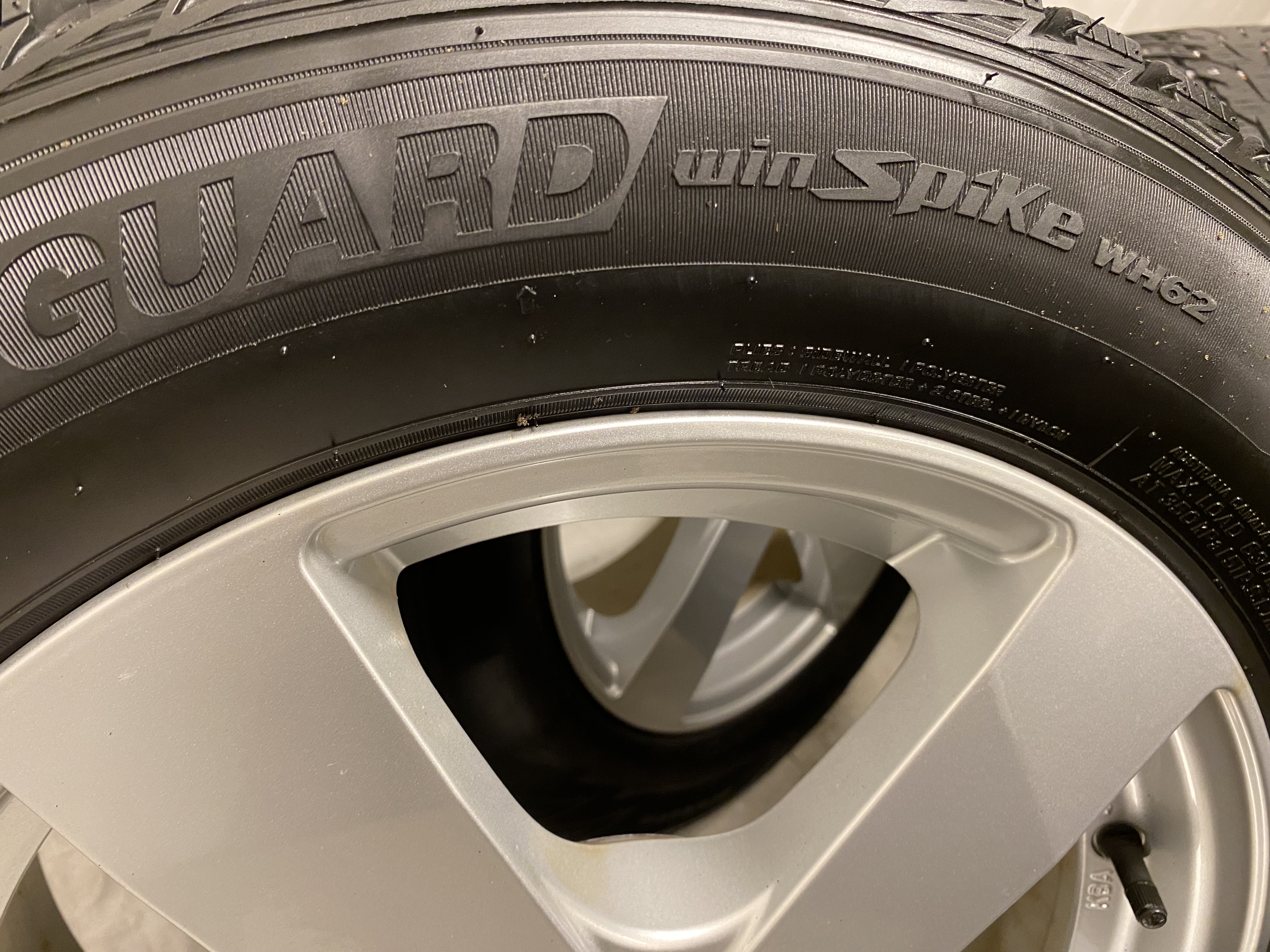 Kompletta Vinterhjul DUBB | 16" DEZENT Kia Niro | 5x114.3 6.5x16 ET48 67.1 +  205/60 R16 92T Nexen WinGuard Win Spike WH62 | V22-2016 | 7.5mm | 7.5mm | 5.5mm | 5.5mm - 7