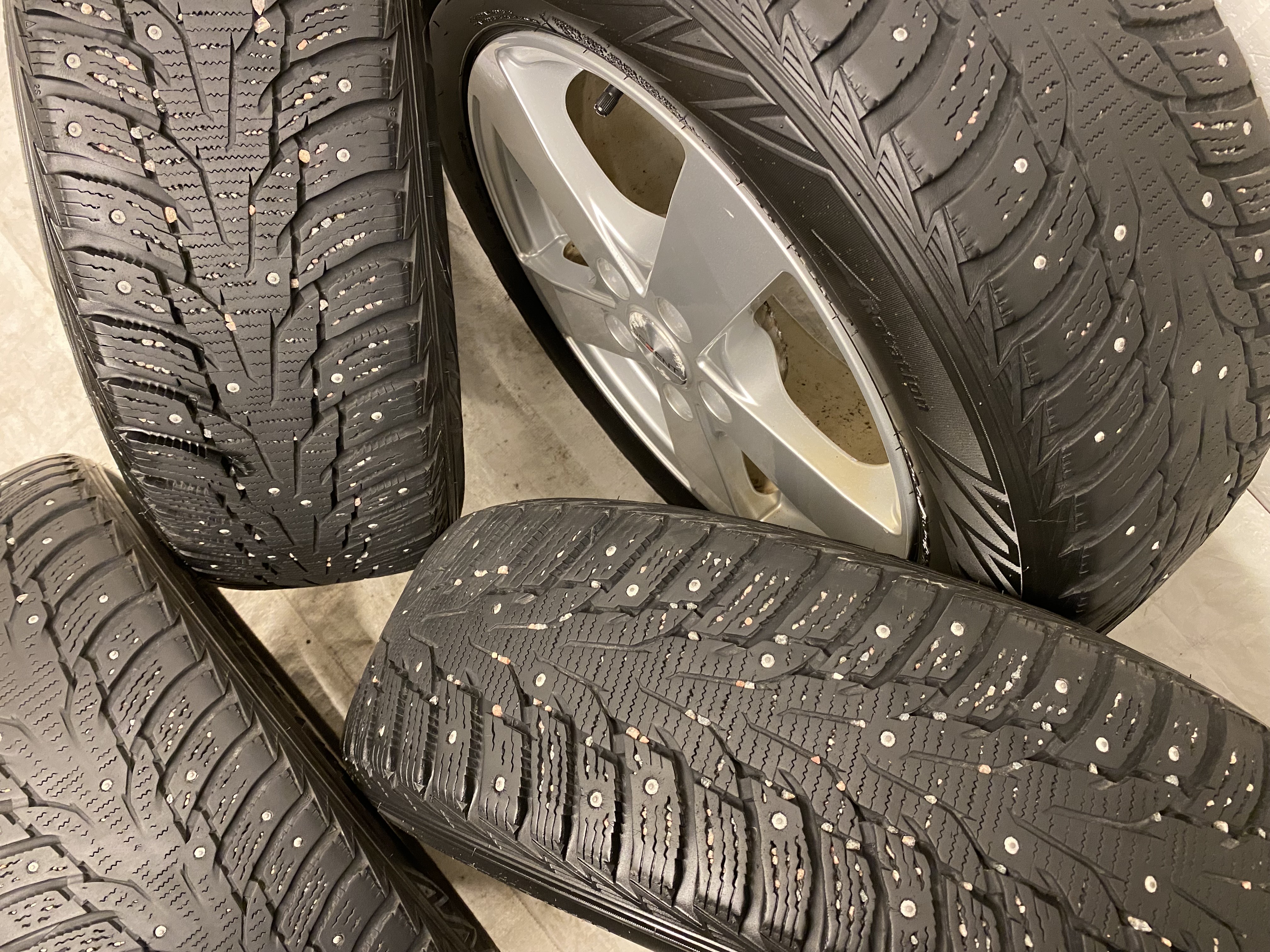 Kompletta Vinterhjul DUBB | 16" DEZENT Kia Niro | 5x114.3 6.5x16 ET48 67.1 +  205/60 R16 92T Nexen WinGuard Win Spike WH62 | V22-2016 | 7.5mm | 7.5mm | 5.5mm | 5.5mm - 5