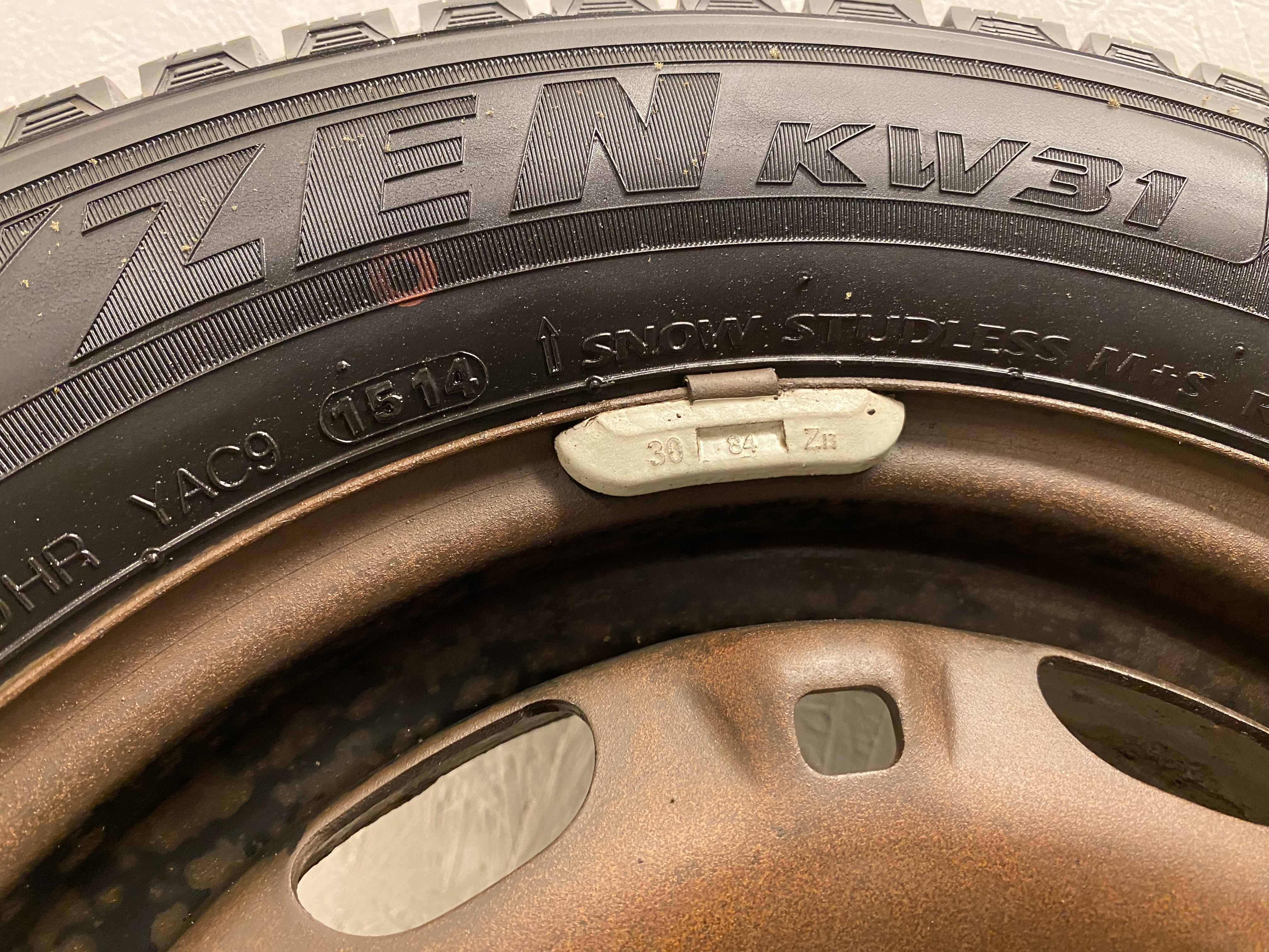 Kompletta Vinterhjul M+S | 14" Plåt VW | 5x100 5x14 ET35 57.1 + 2 st 175/70 R14 84R Kumho iZen KW31 | V15-14 | 6mm | 6mm + 2 st 175/70 R14 88T Kumho WinterCraft Ice Wi51 | V12-25 | 7.5mm | 7.5mm - 8