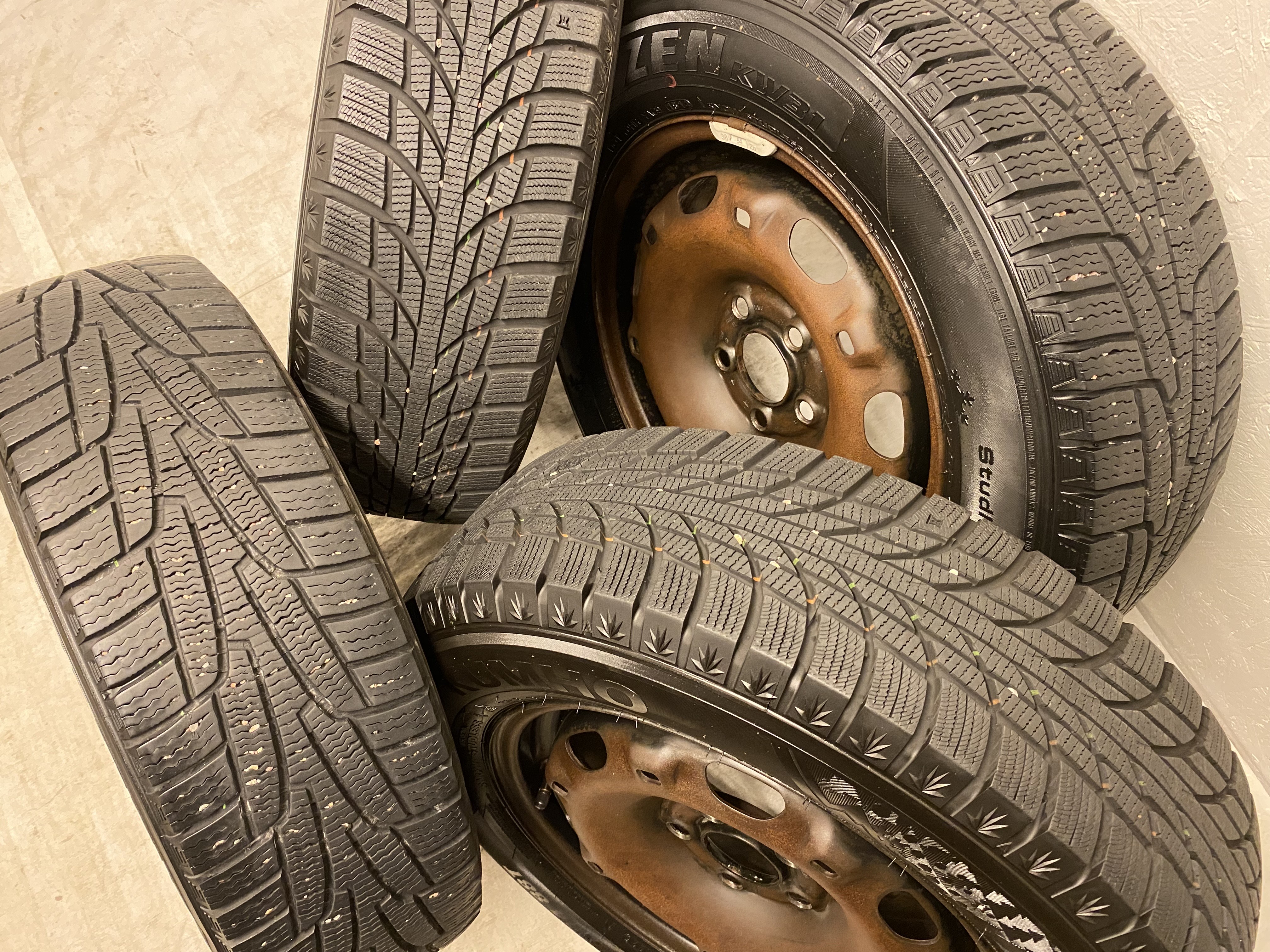 Kompletta Vinterhjul M+S | 14" Plåt VW | 5x100 5x14 ET35 57.1 + 2 st 175/70 R14 84R Kumho iZen KW31 | V15-14 | 6mm | 6mm + 2 st 175/70 R14 88T Kumho WinterCraft Ice Wi51 | V12-25 | 7.5mm | 7.5mm - 3