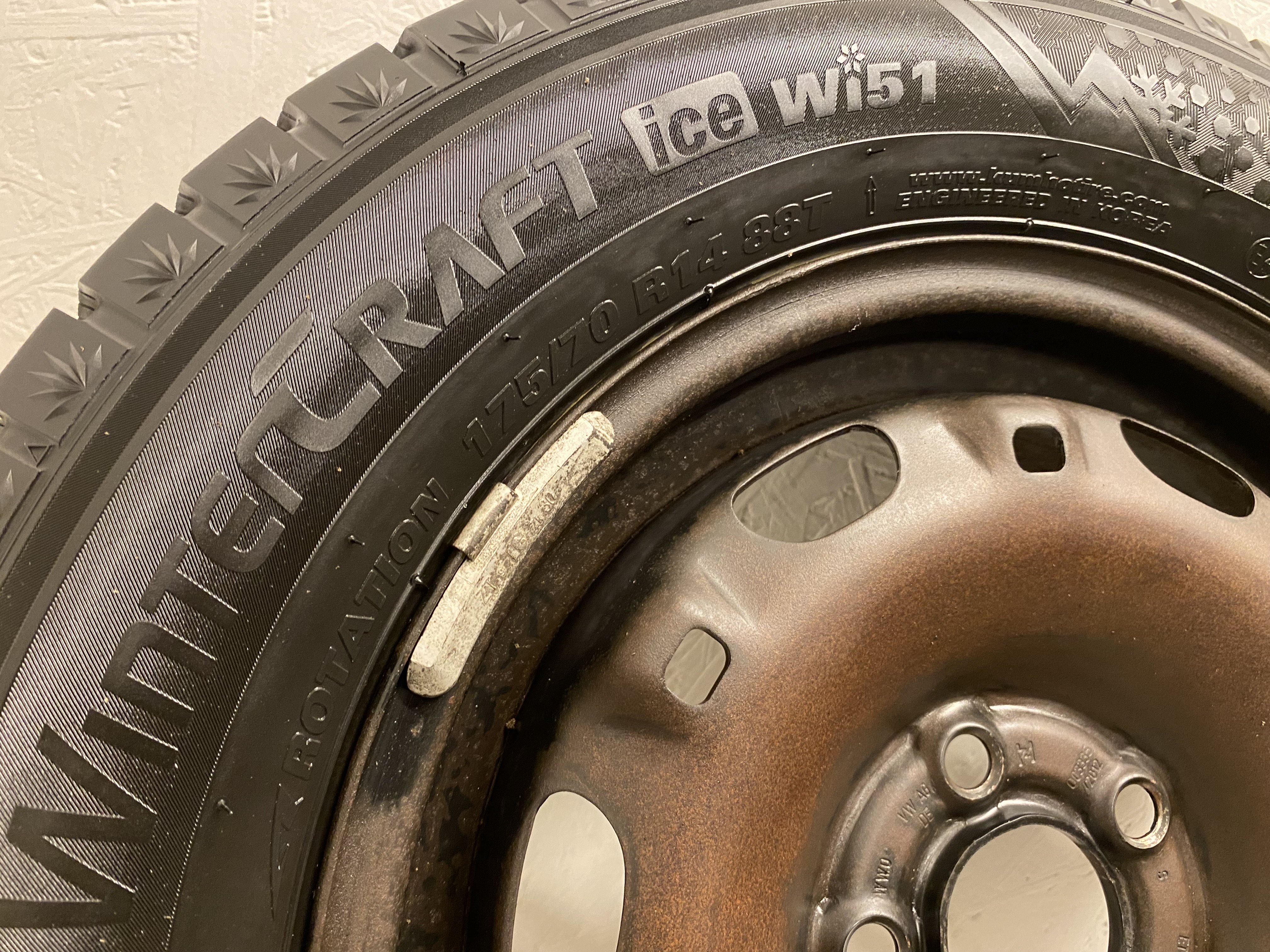 Kompletta Vinterhjul M+S | 14" Plåt VW | 5x100 5x14 ET35 57.1 + 2 st 175/70 R14 84R Kumho iZen KW31 | V15-14 | 6mm | 6mm + 2 st 175/70 R14 88T Kumho WinterCraft Ice Wi51 | V12-25 | 7.5mm | 7.5mm - 12