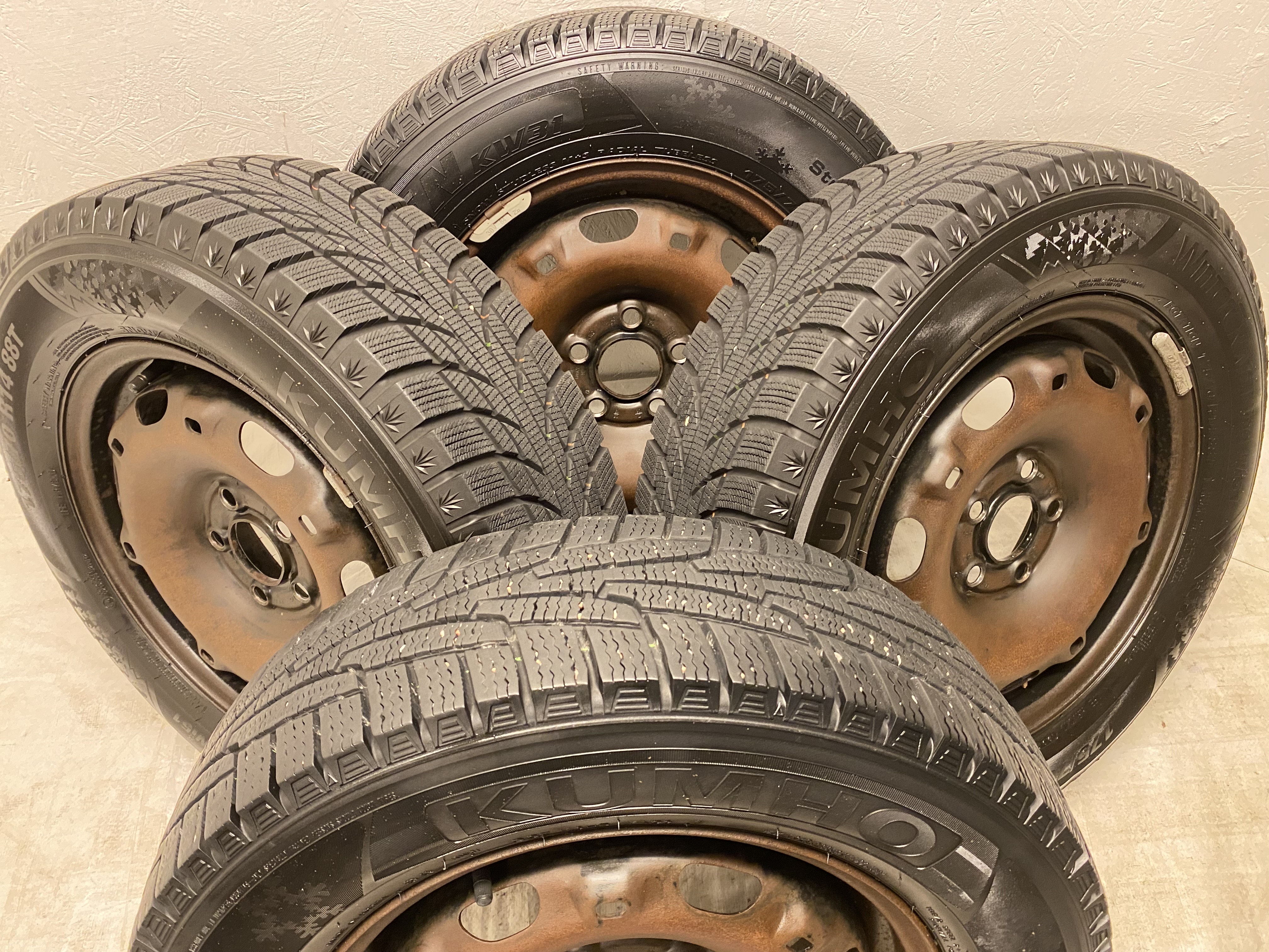 Kompletta Vinterhjul M+S | 14" Plåt VW | 5x100 5x14 ET35 57.1 + 2 st 175/70 R14 84R Kumho iZen KW31 | V15-14 | 6mm | 6mm + 2 st 175/70 R14 88T Kumho WinterCraft Ice Wi51 | V12-25 | 7.5mm | 7.5mm - 2