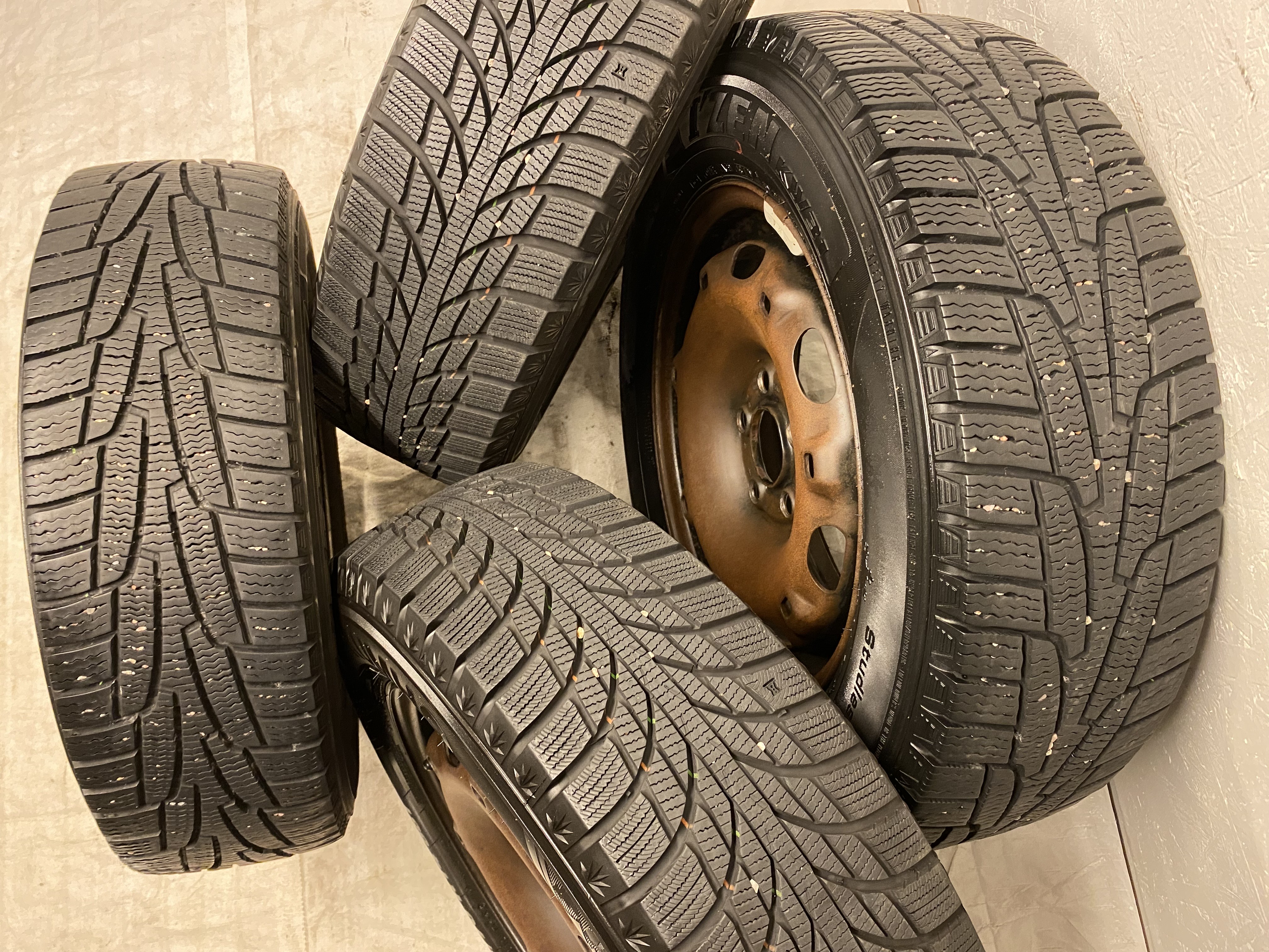 Kompletta Vinterhjul M+S | 14" Plåt VW | 5x100 5x14 ET35 57.1 + 2 st 175/70 R14 84R Kumho iZen KW31 | V15-14 | 6mm | 6mm + 2 st 175/70 R14 88T Kumho WinterCraft Ice Wi51 | V12-25 | 7.5mm | 7.5mm - 4