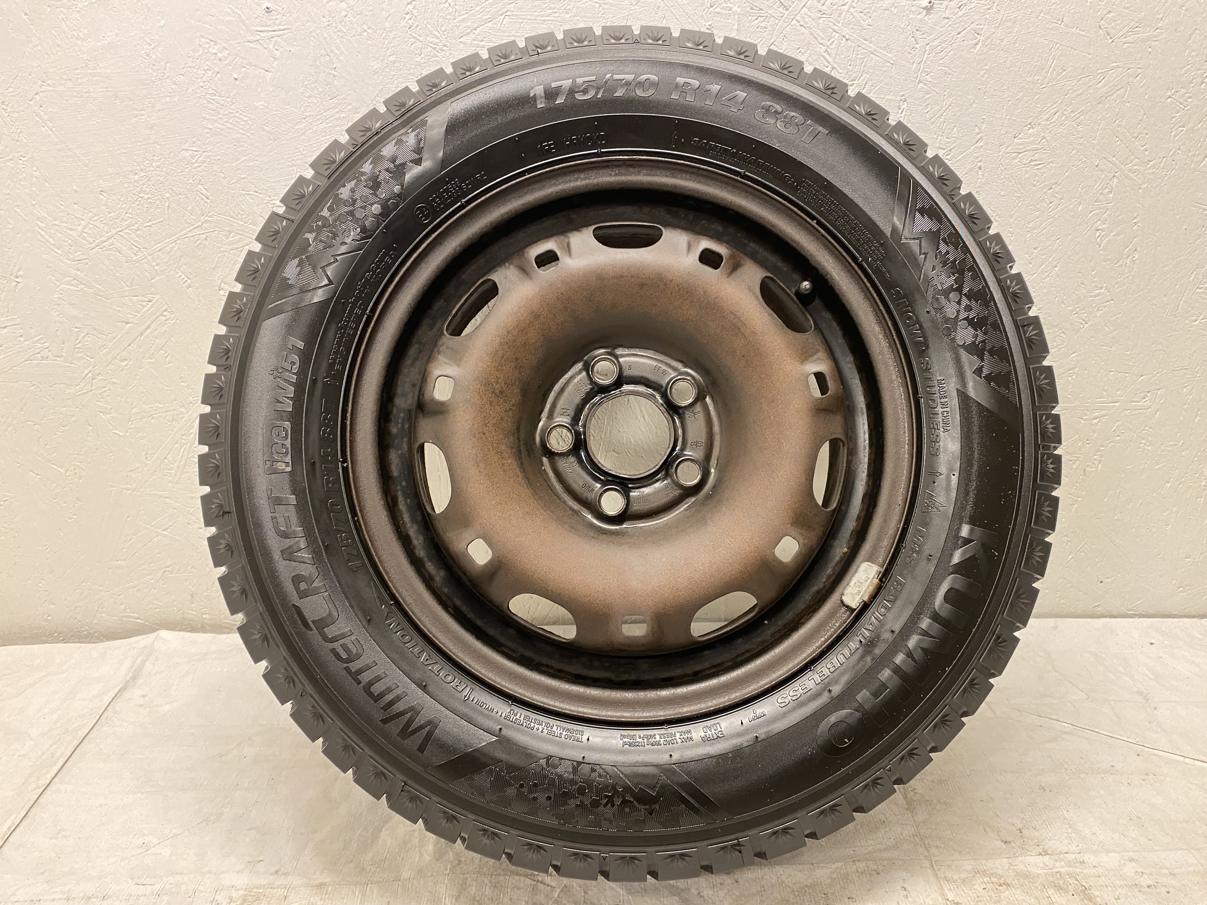 Kompletta Vinterhjul M+S | 14" Plåt VW | 5x100 5x14 ET35 57.1 + 2 st 175/70 R14 84R Kumho iZen KW31 | V15-14 | 6mm | 6mm + 2 st 175/70 R14 88T Kumho WinterCraft Ice Wi51 | V12-25 | 7.5mm | 7.5mm - 13
