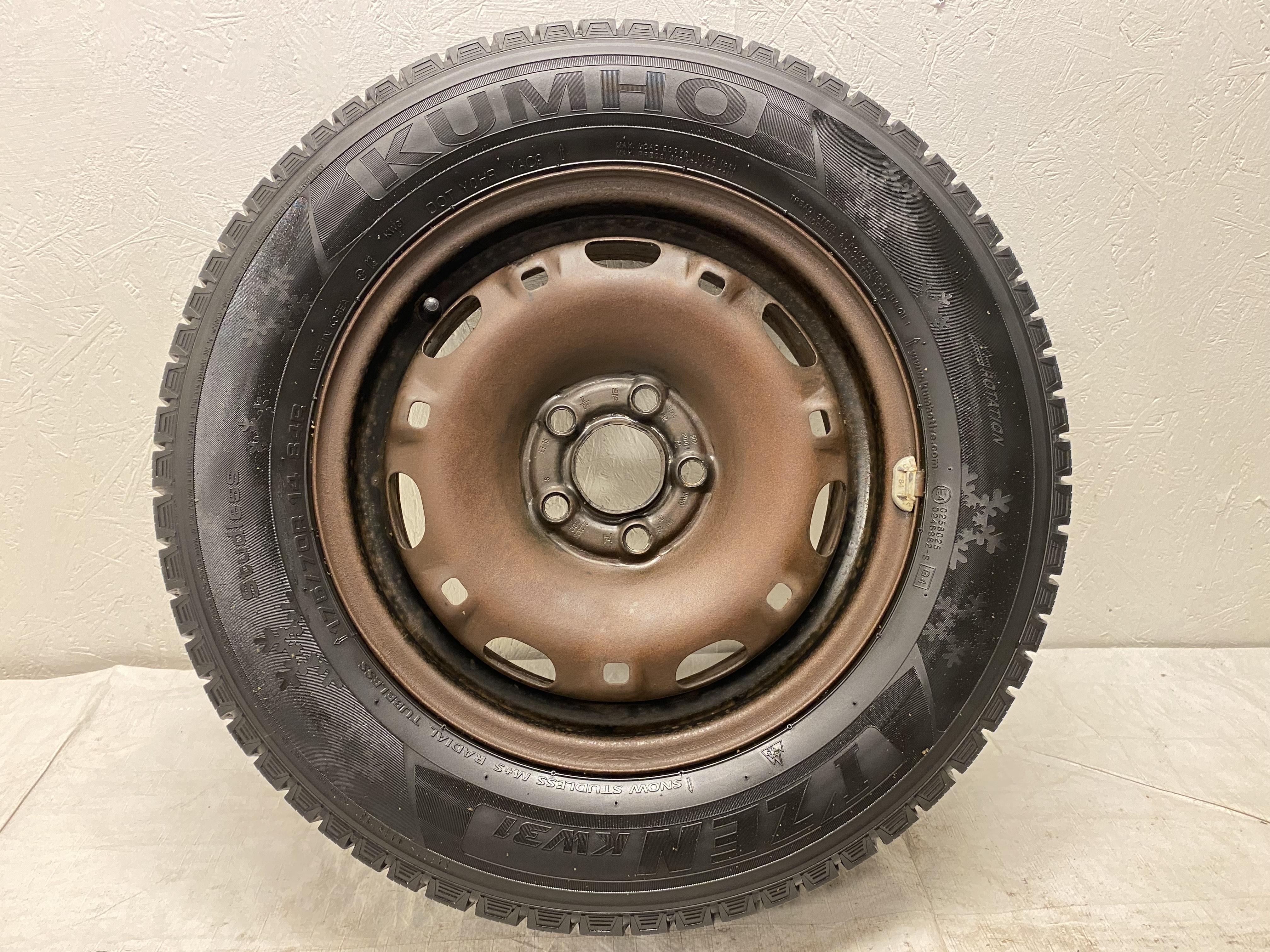 Kompletta Vinterhjul M+S | 14" Plåt VW | 5x100 5x14 ET35 57.1 + 2 st 175/70 R14 84R Kumho iZen KW31 | V15-14 | 6mm | 6mm + 2 st 175/70 R14 88T Kumho WinterCraft Ice Wi51 | V12-25 | 7.5mm | 7.5mm - 9