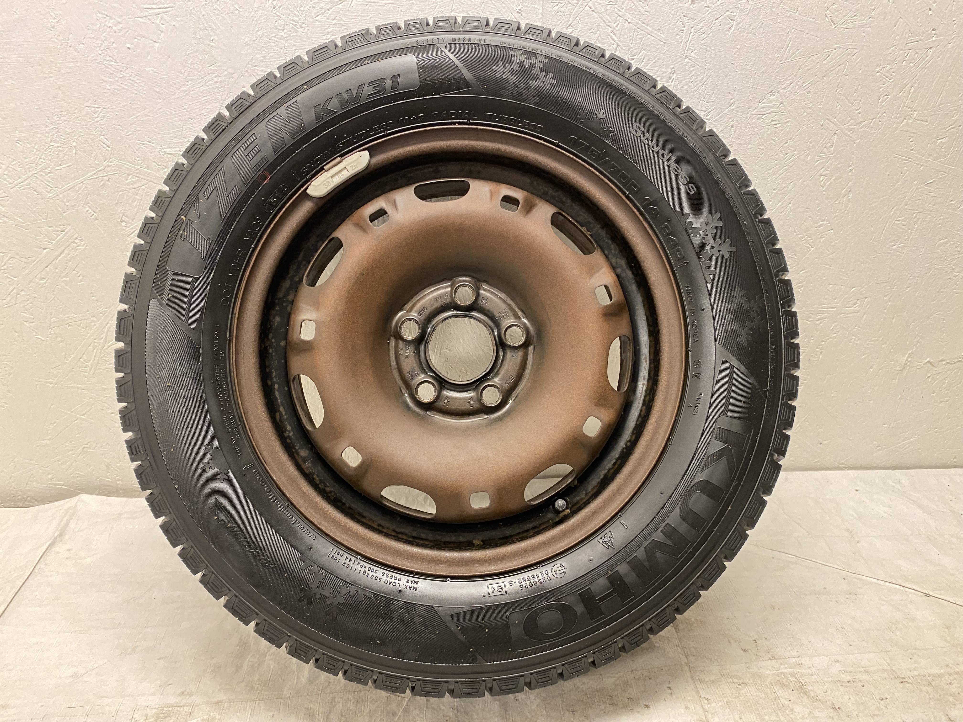 Kompletta Vinterhjul M+S | 14" Plåt VW | 5x100 5x14 ET35 57.1 + 2 st 175/70 R14 84R Kumho iZen KW31 | V15-14 | 6mm | 6mm + 2 st 175/70 R14 88T Kumho WinterCraft Ice Wi51 | V12-25 | 7.5mm | 7.5mm - 5