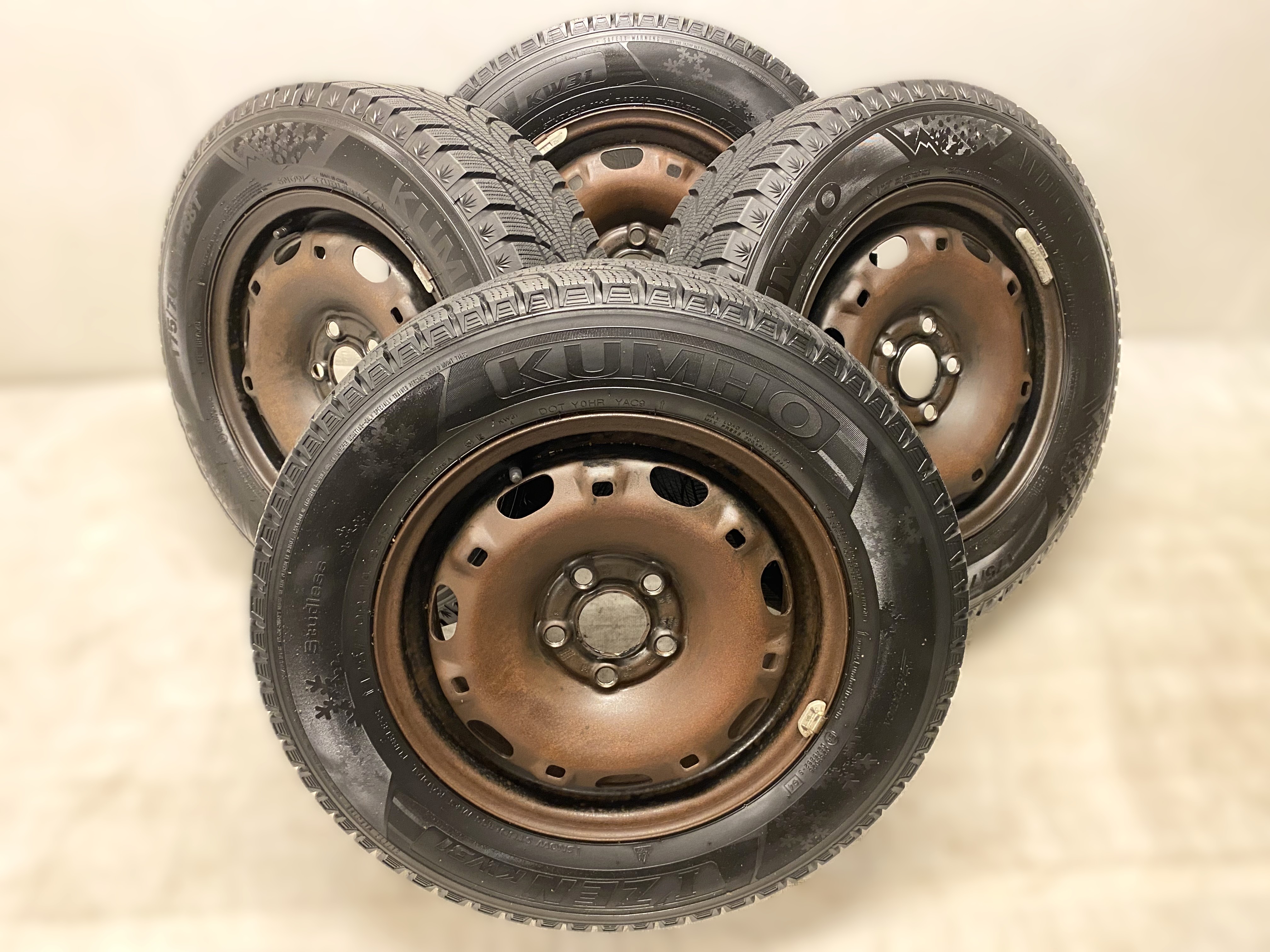 Kompletta Vinterhjul M+S | 14" Plåt VW | 5x100 5x14 ET35 57.1 + 2 st 175/70 R14 84R Kumho iZen KW31 | V15-14 | 6mm | 6mm + 2 st 175/70 R14 88T Kumho WinterCraft Ice Wi51 | V12-25 | 7.5mm | 7.5mm