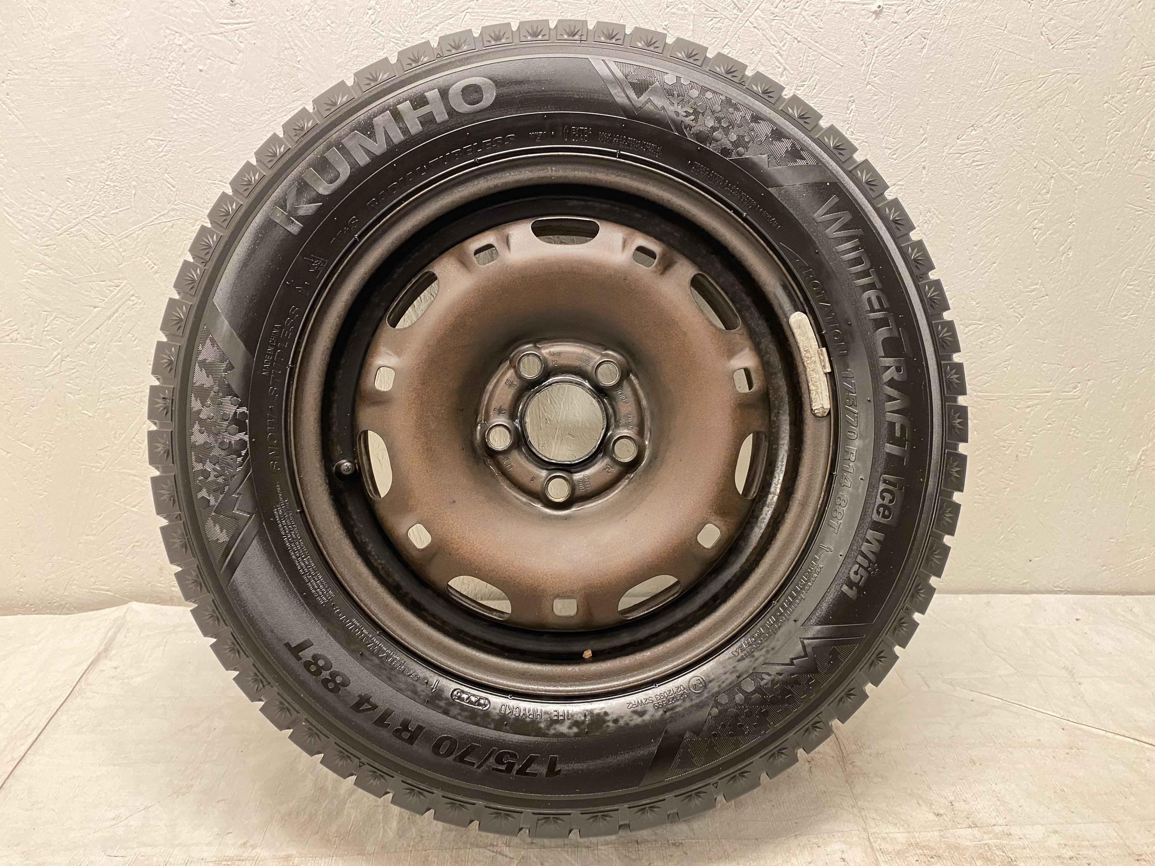 Kompletta Vinterhjul M+S | 14" Plåt VW | 5x100 5x14 ET35 57.1 + 2 st 175/70 R14 84R Kumho iZen KW31 | V15-14 | 6mm | 6mm + 2 st 175/70 R14 88T Kumho WinterCraft Ice Wi51 | V12-25 | 7.5mm | 7.5mm - 10