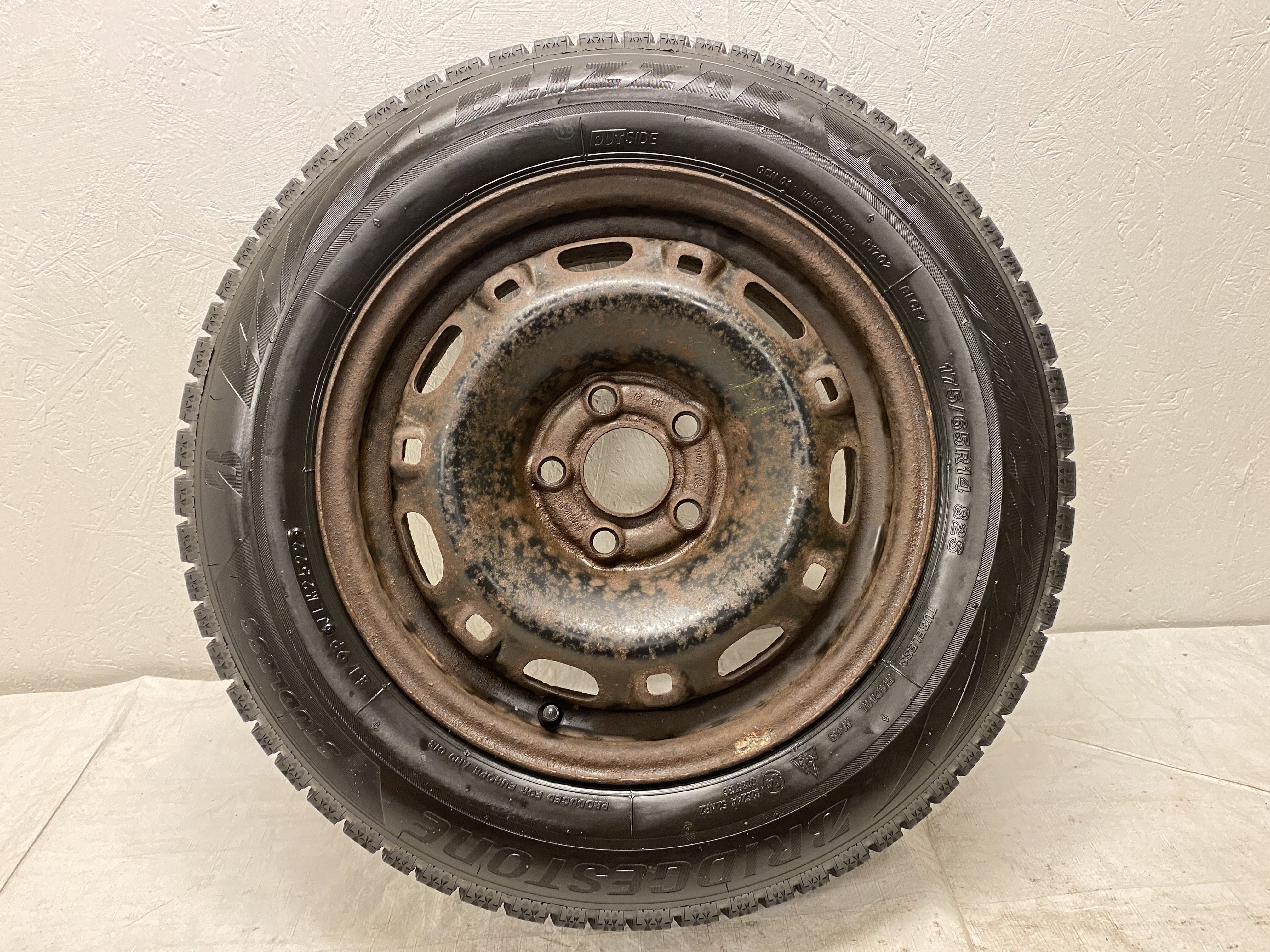Kompletta Vinterhjul M+S | 14" Plåt VW Skoda | 5x100 6x14 ET43 57.1 + 175/65 R14 82S Bridgestone Blizzak Ice| V25-2022 | 7.5mm | 7.5mm | 7mm | 7mm - 11