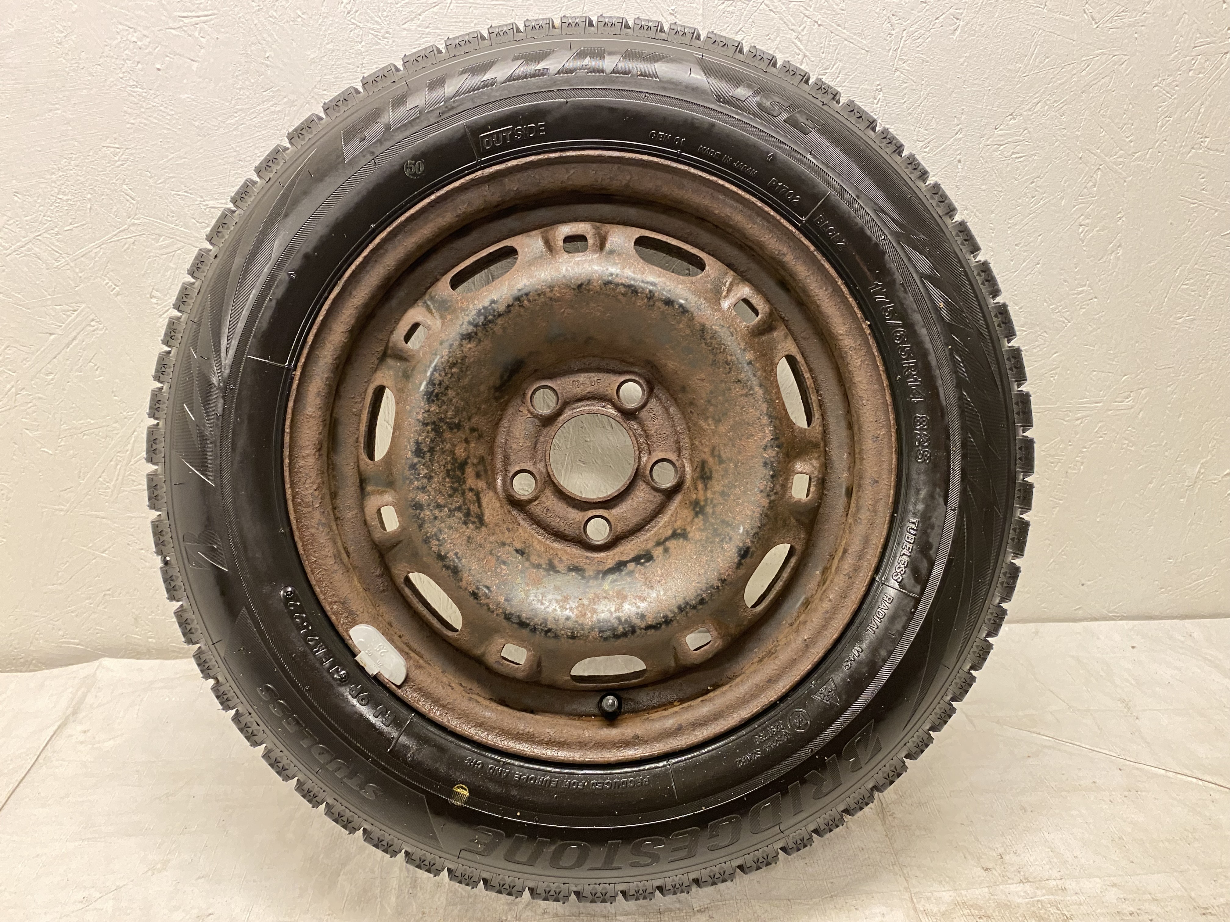 Kompletta Vinterhjul M+S | 14" Plåt VW Skoda | 5x100 6x14 ET43 57.1 + 175/65 R14 82S Bridgestone Blizzak Ice| V25-2022 | 7.5mm | 7.5mm | 7mm | 7mm - 8