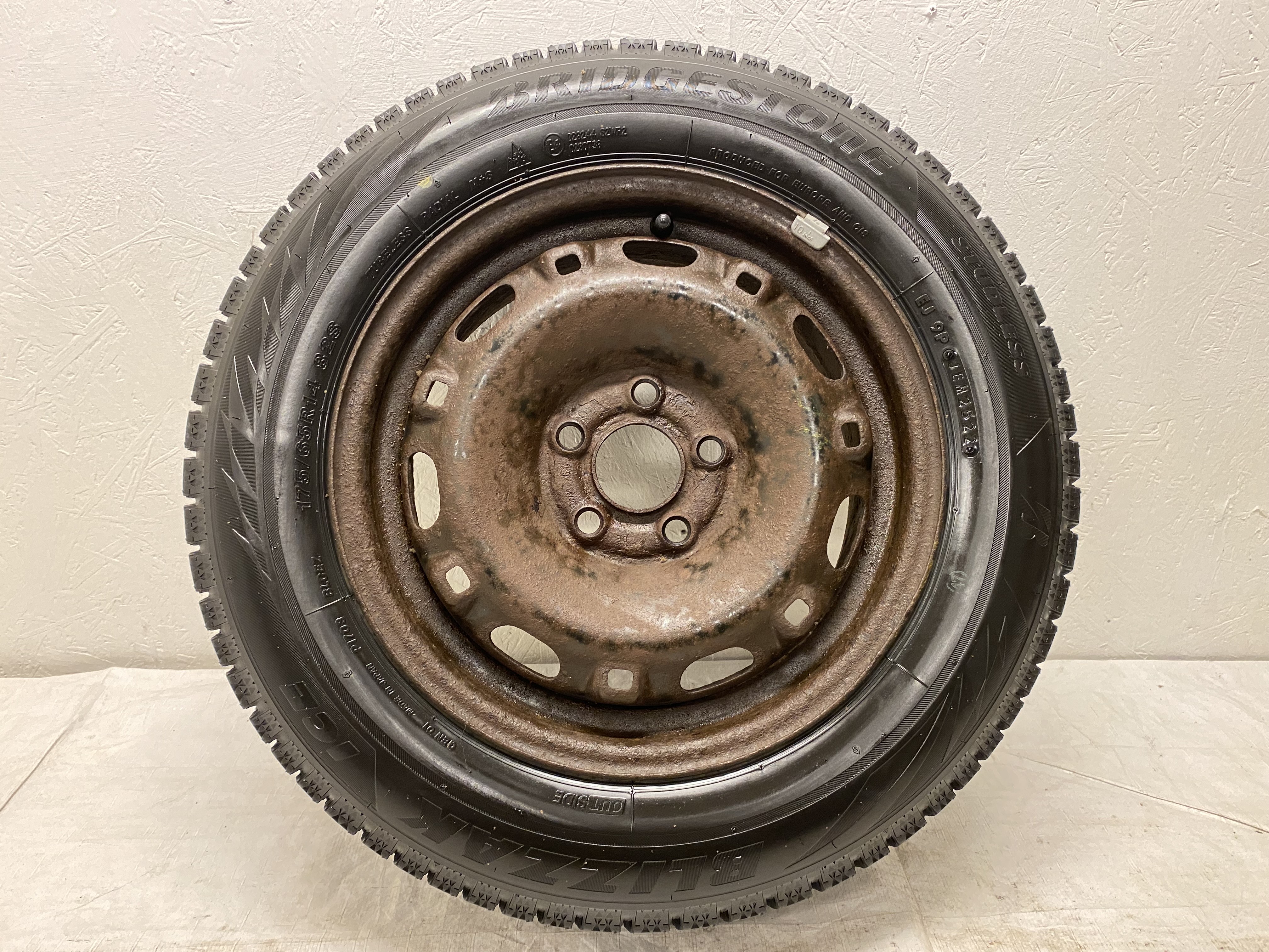 Kompletta Vinterhjul M+S | 14" Plåt VW Skoda | 5x100 6x14 ET43 57.1 + 175/65 R14 82S Bridgestone Blizzak Ice| V25-2022 | 7.5mm | 7.5mm | 7mm | 7mm - 9
