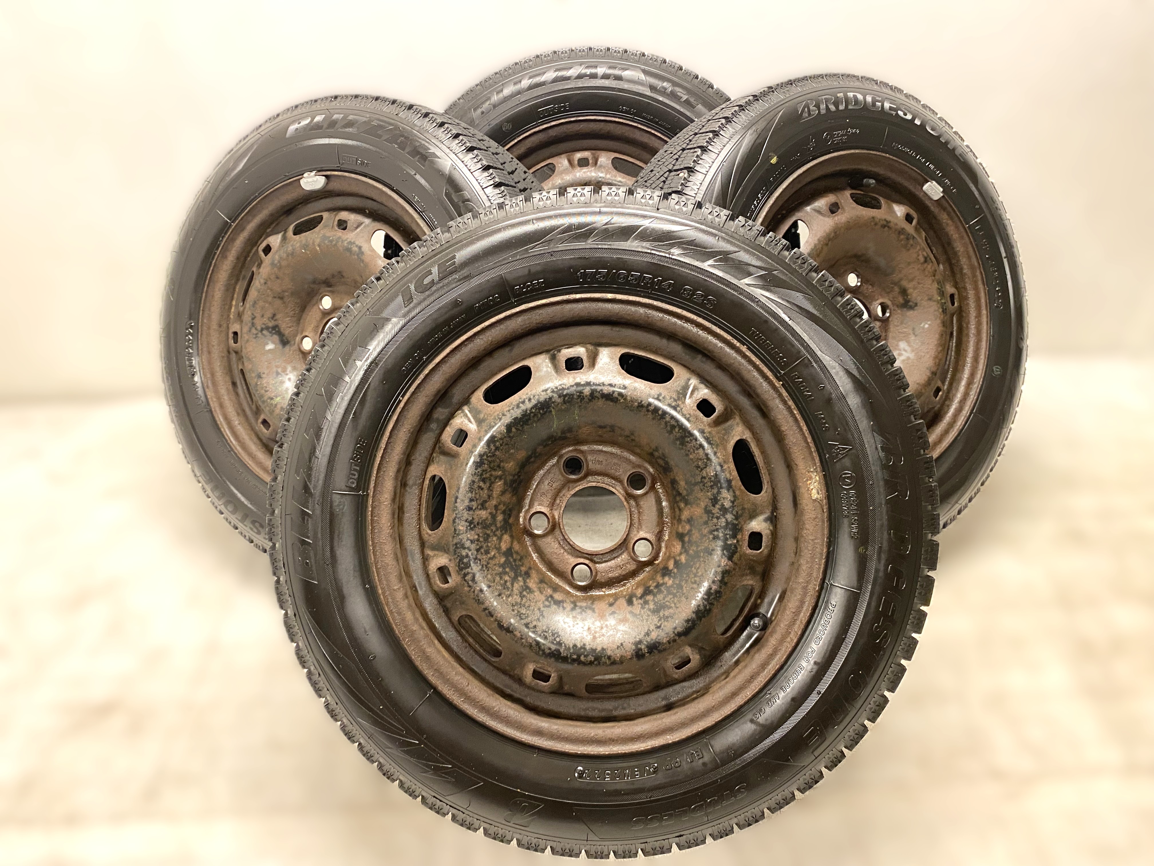 Kompletta Vinterhjul M+S | 14" Plåt VW Skoda | 5x100 6x14 ET43 57.1 + 175/65 R14 82S Bridgestone Blizzak Ice| V25-2022 | 7.5mm | 7.5mm | 7mm | 7mm
