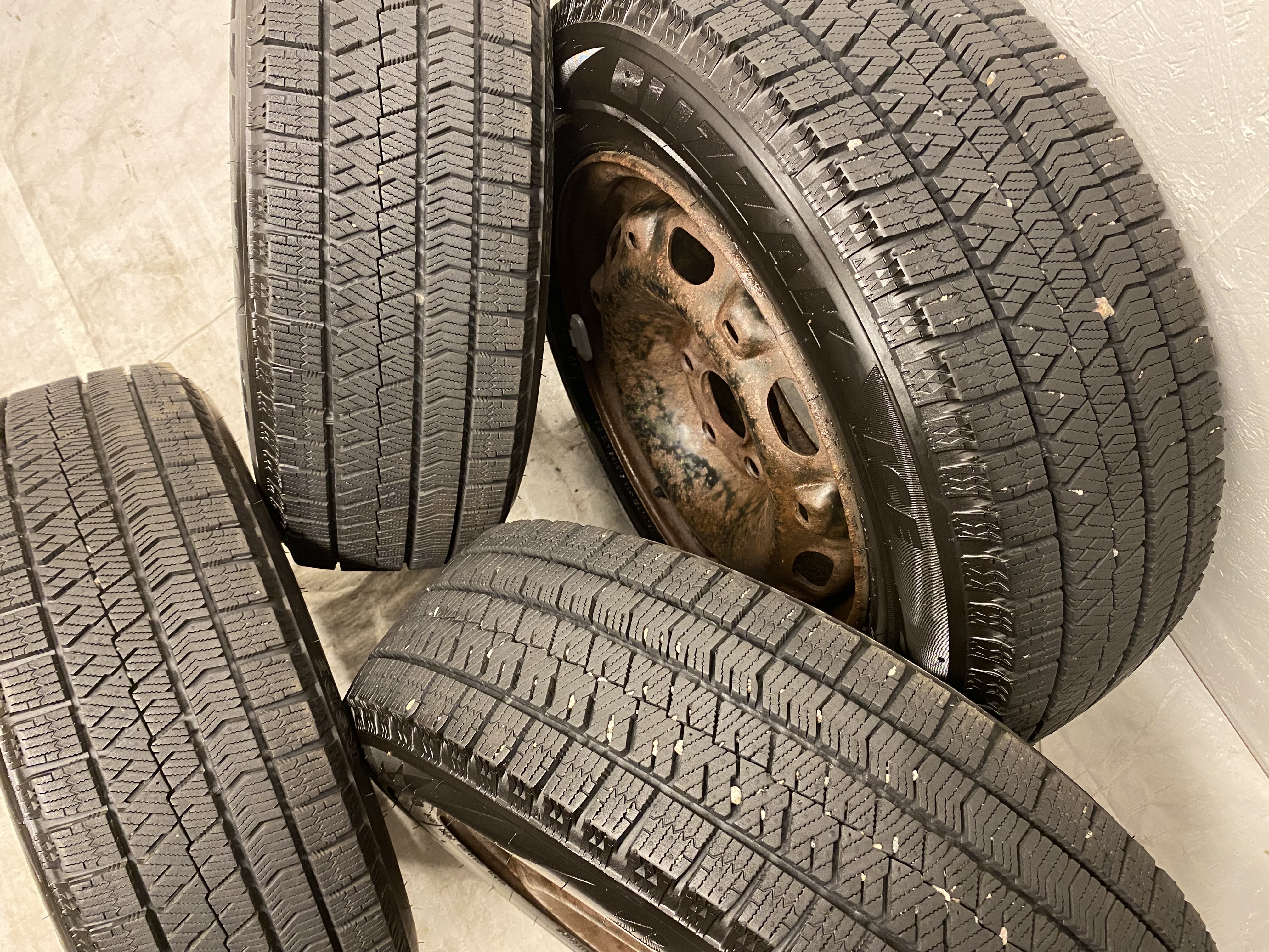 Kompletta Vinterhjul M+S | 14" Plåt VW Skoda | 5x100 6x14 ET43 57.1 + 175/65 R14 82S Bridgestone Blizzak Ice| V25-2022 | 7.5mm | 7.5mm | 7mm | 7mm - 5