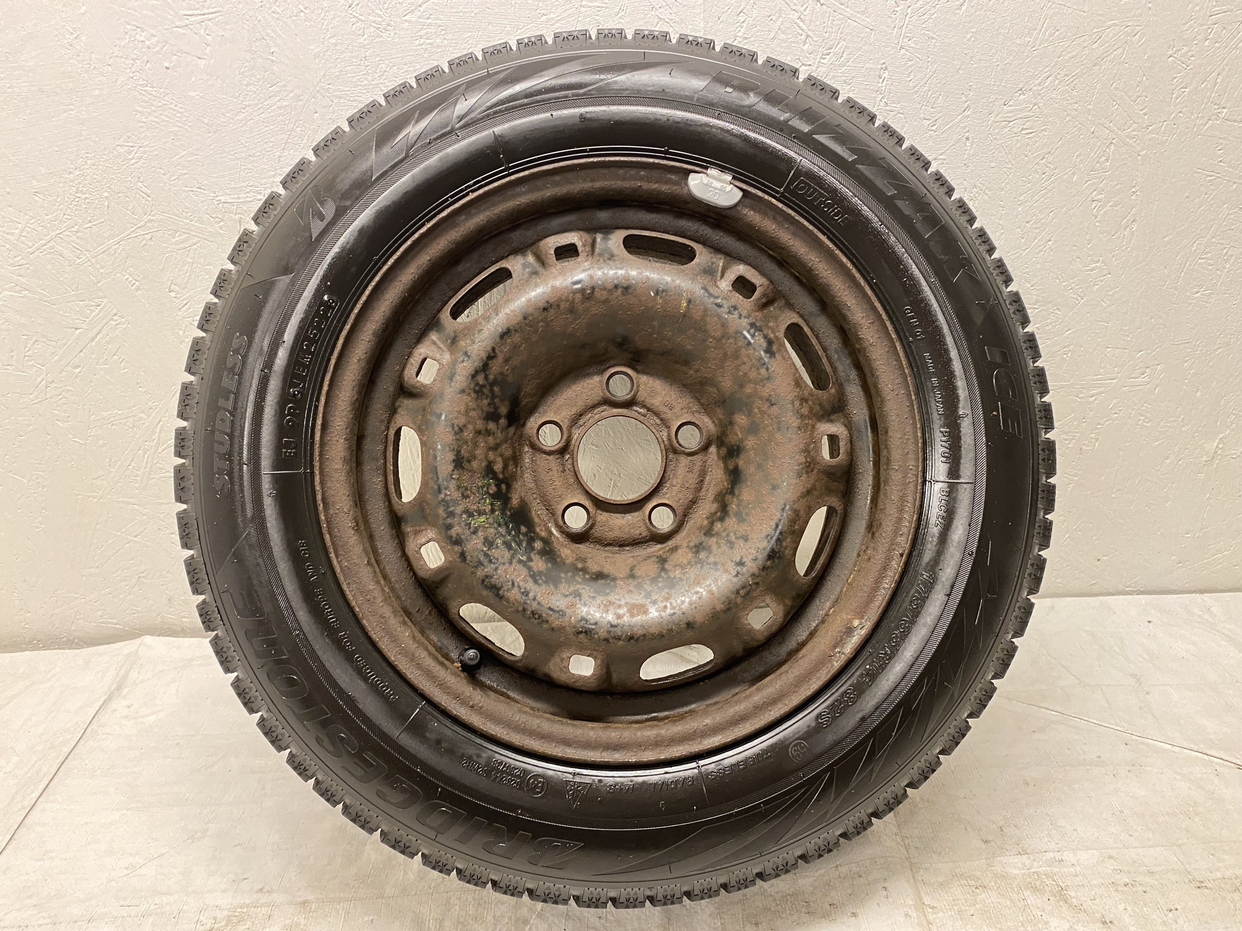 Kompletta Vinterhjul M+S | 14" Plåt VW Skoda | 5x100 6x14 ET43 57.1 + 175/65 R14 82S Bridgestone Blizzak Ice| V25-2022 | 7.5mm | 7.5mm | 7mm | 7mm - 10