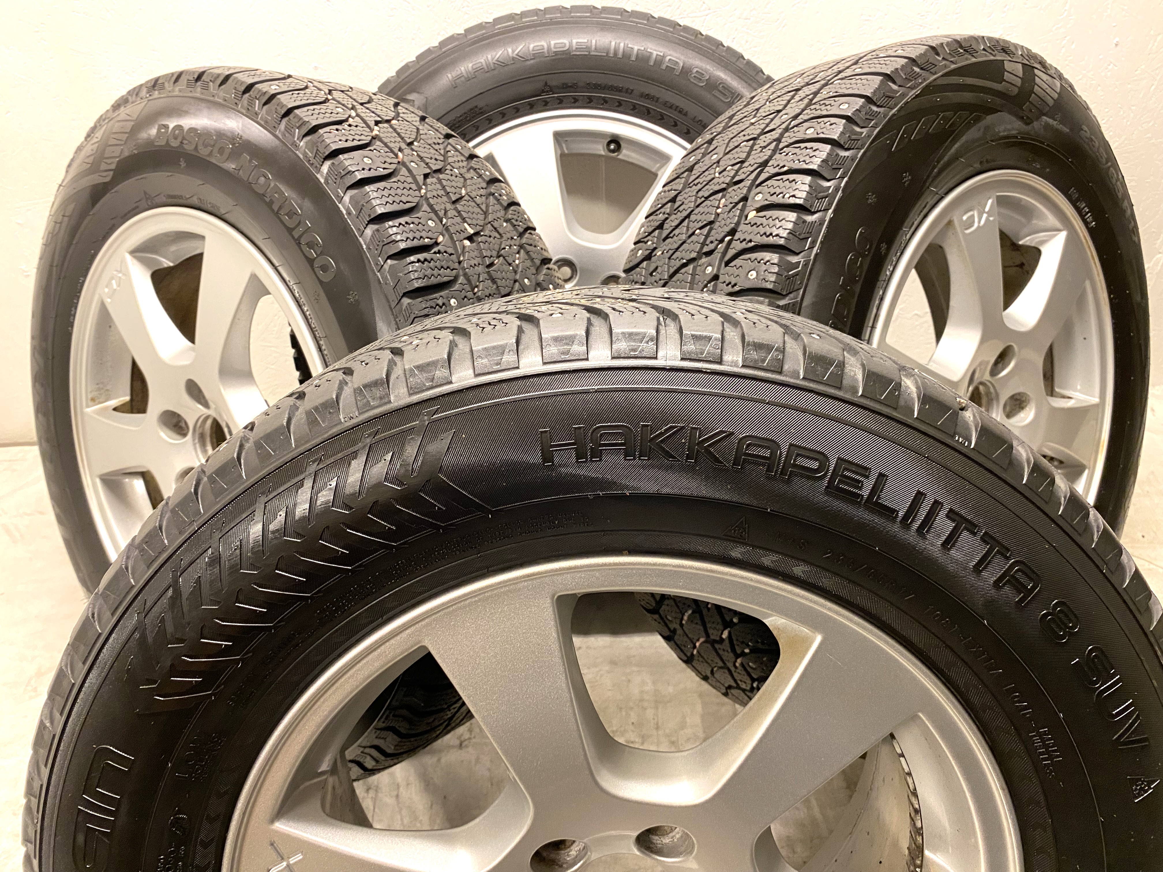 Kompletta Vinterhjul DUBB | 17" Volvo XC60 Segin 30670480 | 5x108 7.5x17 ET55 63.4 +  2 st 235/65 R17 104T Viatti Bosco Nordico | V29-2020 | 8.5mm | 8.5mm + 2 st 235/65 R17 108T Nokian Hakkapeliitta 8 SUV | V33-2014 | 4.5mm | 4.5mm - 2