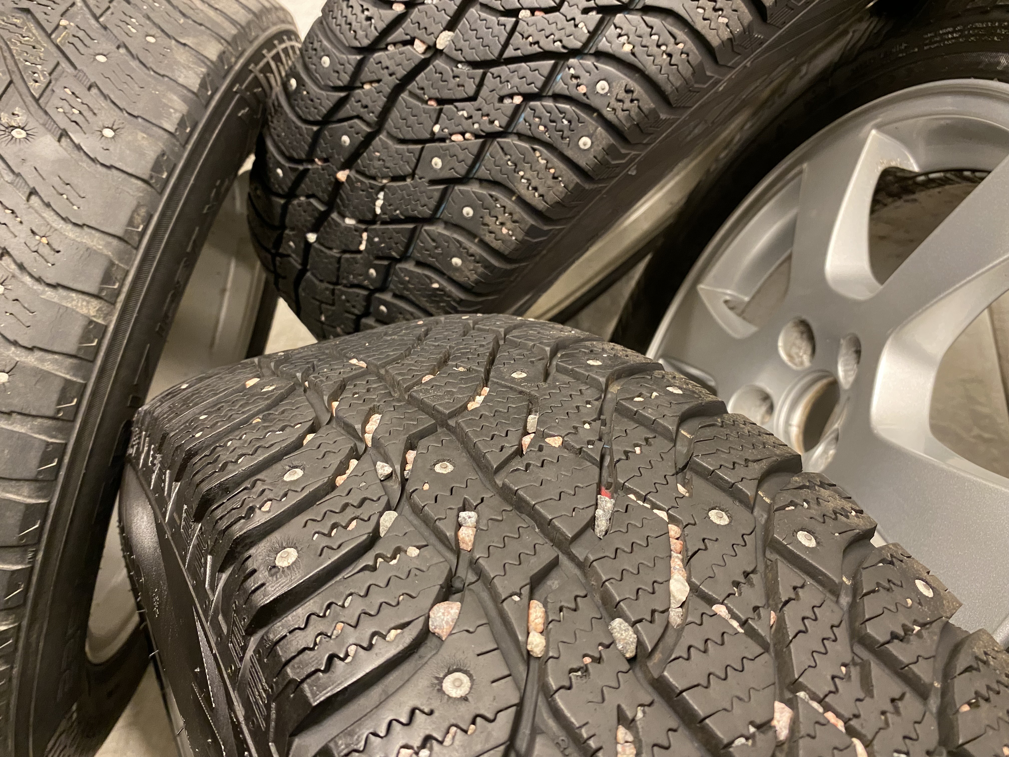 Kompletta Vinterhjul DUBB | 17" Volvo XC60 Segin 30670480 | 5x108 7.5x17 ET55 63.4 +  2 st 235/65 R17 104T Viatti Bosco Nordico | V29-2020 | 8.5mm | 8.5mm + 2 st 235/65 R17 108T Nokian Hakkapeliitta 8 SUV | V33-2014 | 4.5mm | 4.5mm - 8