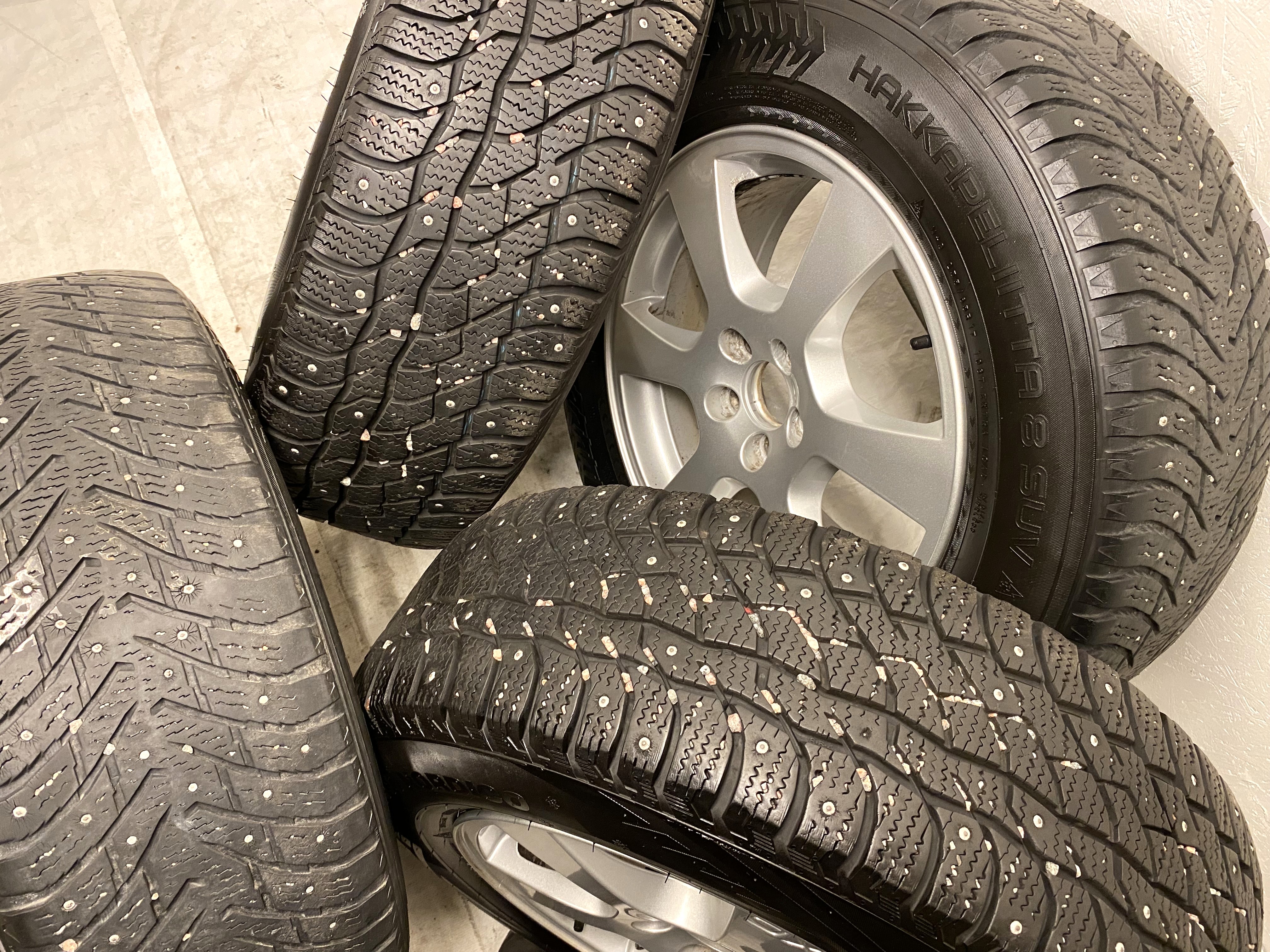 Kompletta Vinterhjul DUBB | 17" Volvo XC60 Segin 30670480 | 5x108 7.5x17 ET55 63.4 +  2 st 235/65 R17 104T Viatti Bosco Nordico | V29-2020 | 8.5mm | 8.5mm + 2 st 235/65 R17 108T Nokian Hakkapeliitta 8 SUV | V33-2014 | 4.5mm | 4.5mm - 4