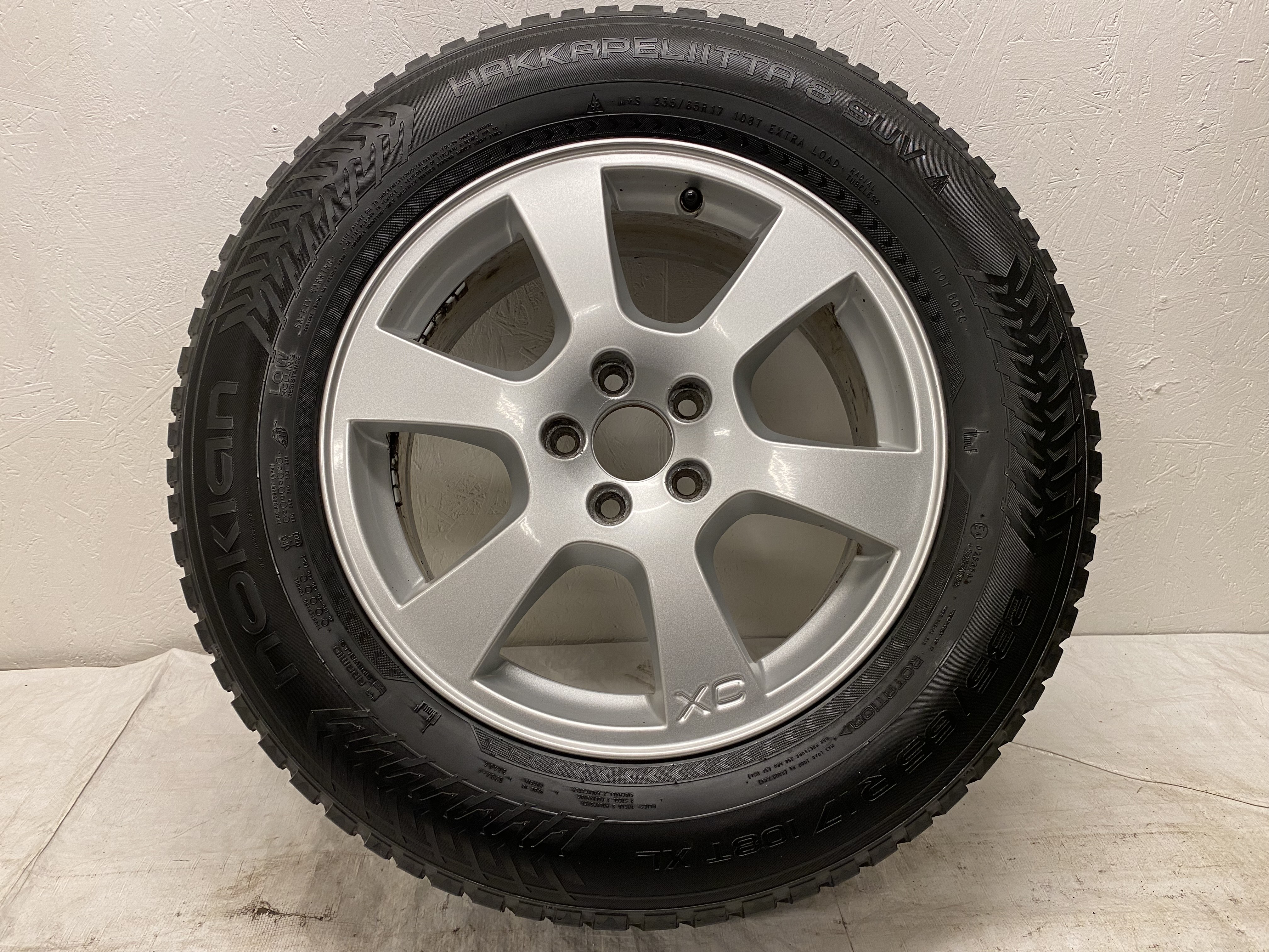 Kompletta Vinterhjul DUBB | 17" Volvo XC60 Segin 30670480 | 5x108 7.5x17 ET55 63.4 +  2 st 235/65 R17 104T Viatti Bosco Nordico | V29-2020 | 8.5mm | 8.5mm + 2 st 235/65 R17 108T Nokian Hakkapeliitta 8 SUV | V33-2014 | 4.5mm | 4.5mm - 9