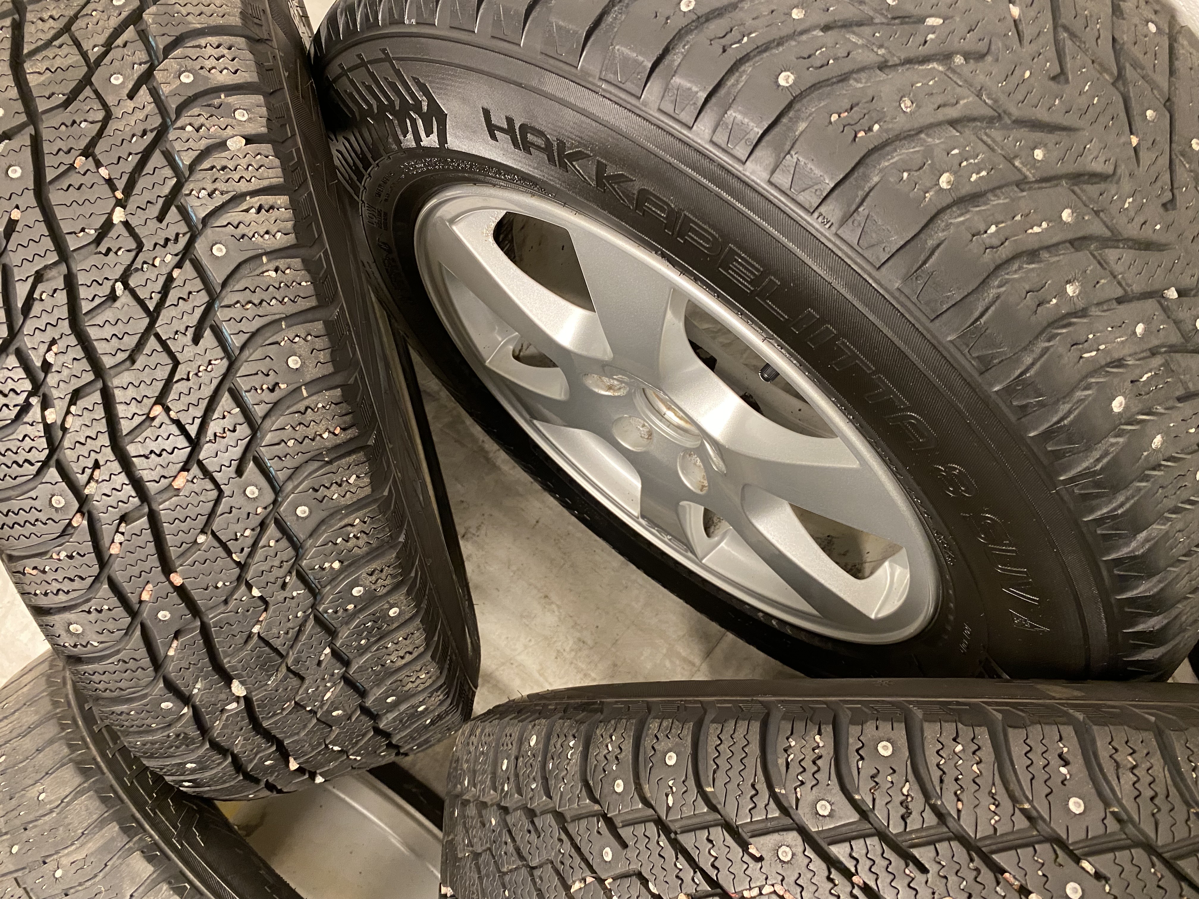 Kompletta Vinterhjul DUBB | 17" Volvo XC60 Segin 30670480 | 5x108 7.5x17 ET55 63.4 +  2 st 235/65 R17 104T Viatti Bosco Nordico | V29-2020 | 8.5mm | 8.5mm + 2 st 235/65 R17 108T Nokian Hakkapeliitta 8 SUV | V33-2014 | 4.5mm | 4.5mm - 7