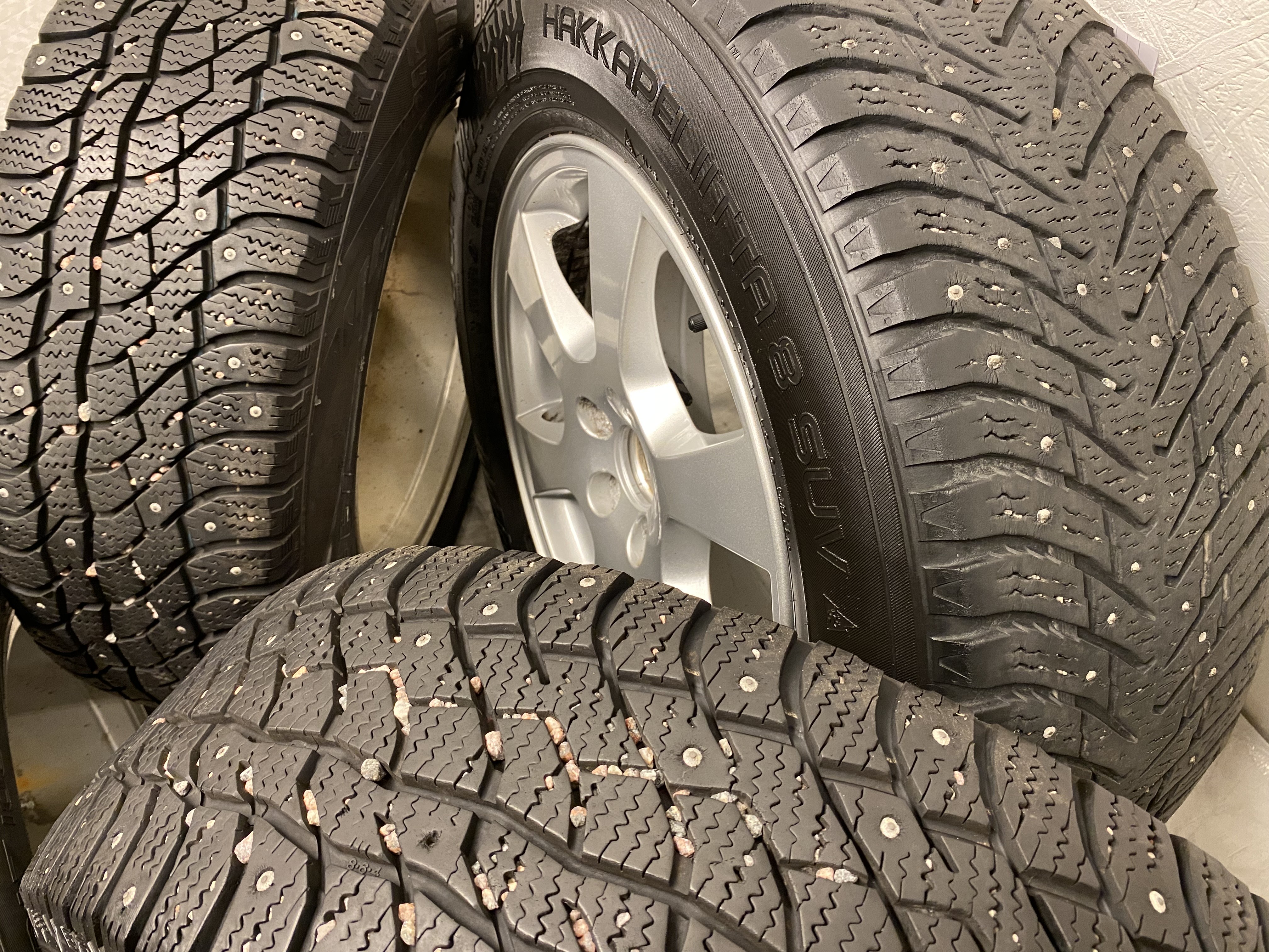 Kompletta Vinterhjul DUBB | 17" Volvo XC60 Segin 30670480 | 5x108 7.5x17 ET55 63.4 +  2 st 235/65 R17 104T Viatti Bosco Nordico | V29-2020 | 8.5mm | 8.5mm + 2 st 235/65 R17 108T Nokian Hakkapeliitta 8 SUV | V33-2014 | 4.5mm | 4.5mm - 5