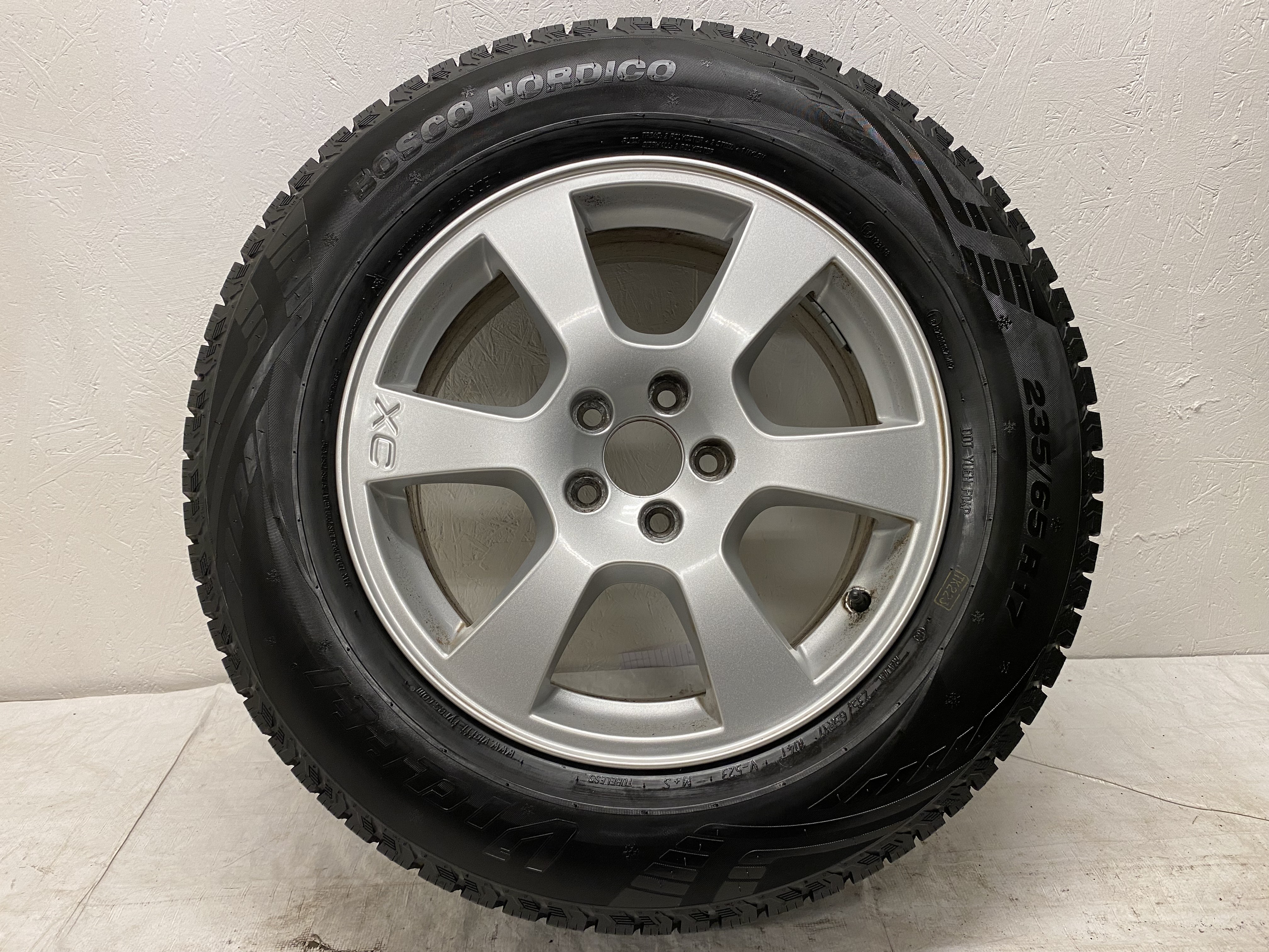 Kompletta Vinterhjul DUBB | 17" Volvo XC60 Segin 30670480 | 5x108 7.5x17 ET55 63.4 +  2 st 235/65 R17 104T Viatti Bosco Nordico | V29-2020 | 8.5mm | 8.5mm + 2 st 235/65 R17 108T Nokian Hakkapeliitta 8 SUV | V33-2014 | 4.5mm | 4.5mm - 13
