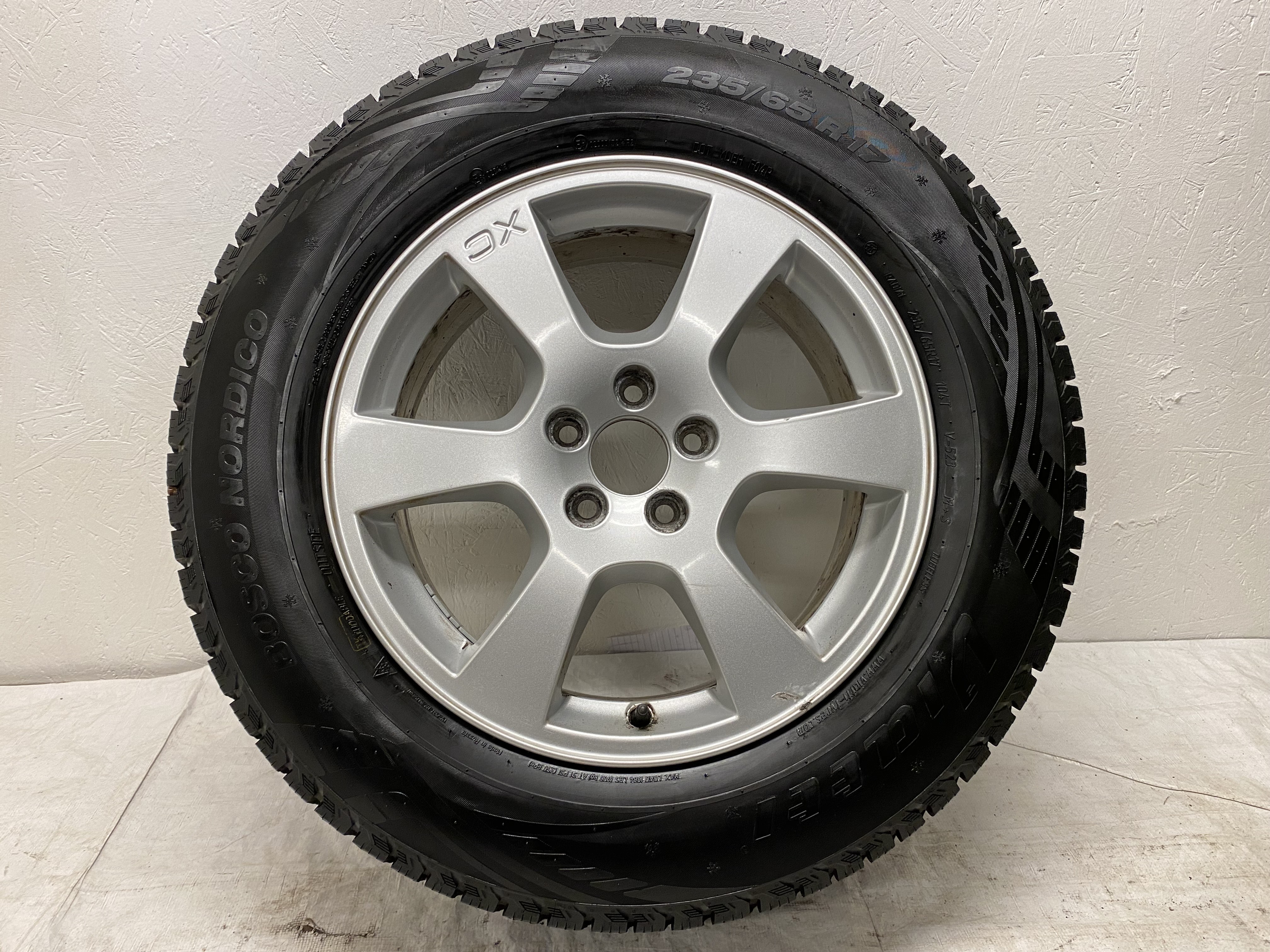 Kompletta Vinterhjul DUBB | 17" Volvo XC60 Segin 30670480 | 5x108 7.5x17 ET55 63.4 +  2 st 235/65 R17 104T Viatti Bosco Nordico | V29-2020 | 8.5mm | 8.5mm + 2 st 235/65 R17 108T Nokian Hakkapeliitta 8 SUV | V33-2014 | 4.5mm | 4.5mm - 12