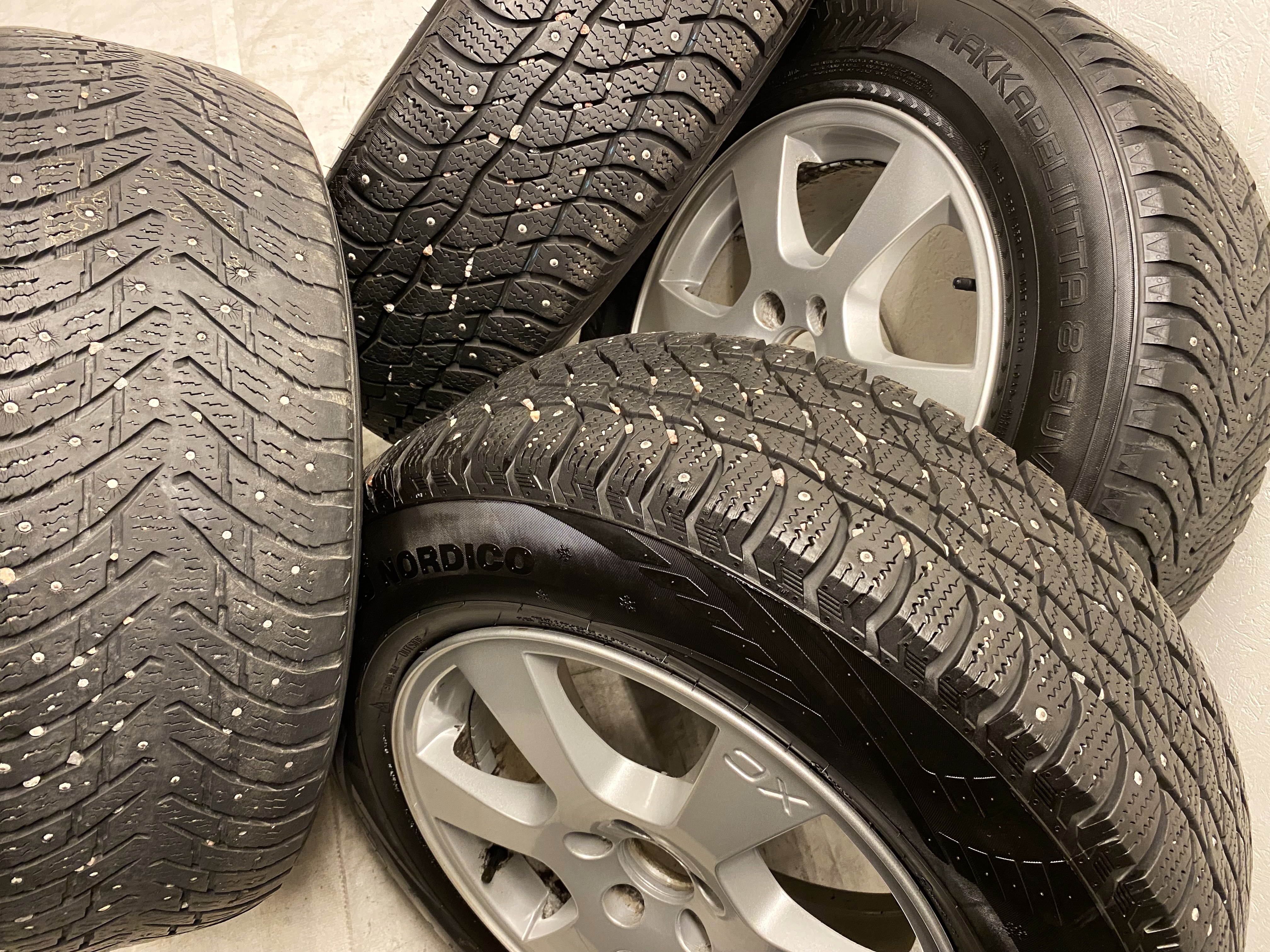 Kompletta Vinterhjul DUBB | 17" Volvo XC60 Segin 30670480 | 5x108 7.5x17 ET55 63.4 +  2 st 235/65 R17 104T Viatti Bosco Nordico | V29-2020 | 8.5mm | 8.5mm + 2 st 235/65 R17 108T Nokian Hakkapeliitta 8 SUV | V33-2014 | 4.5mm | 4.5mm - 6