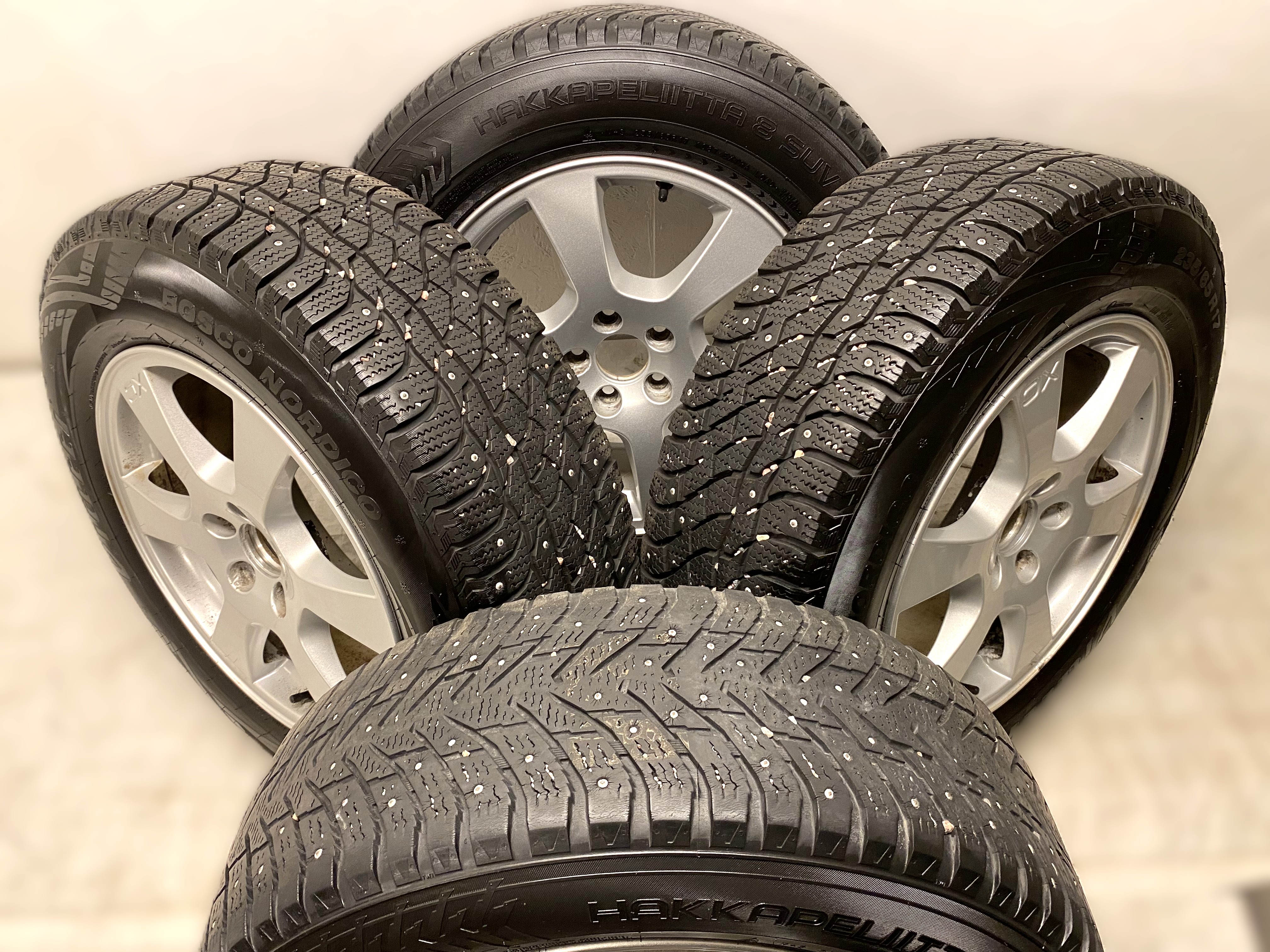 Kompletta Vinterhjul DUBB | 17" Volvo XC60 Segin 30670480 | 5x108 7.5x17 ET55 63.4 +  2 st 235/65 R17 104T Viatti Bosco Nordico | V29-2020 | 8.5mm | 8.5mm + 2 st 235/65 R17 108T Nokian Hakkapeliitta 8 SUV | V33-2014 | 4.5mm | 4.5mm - 3