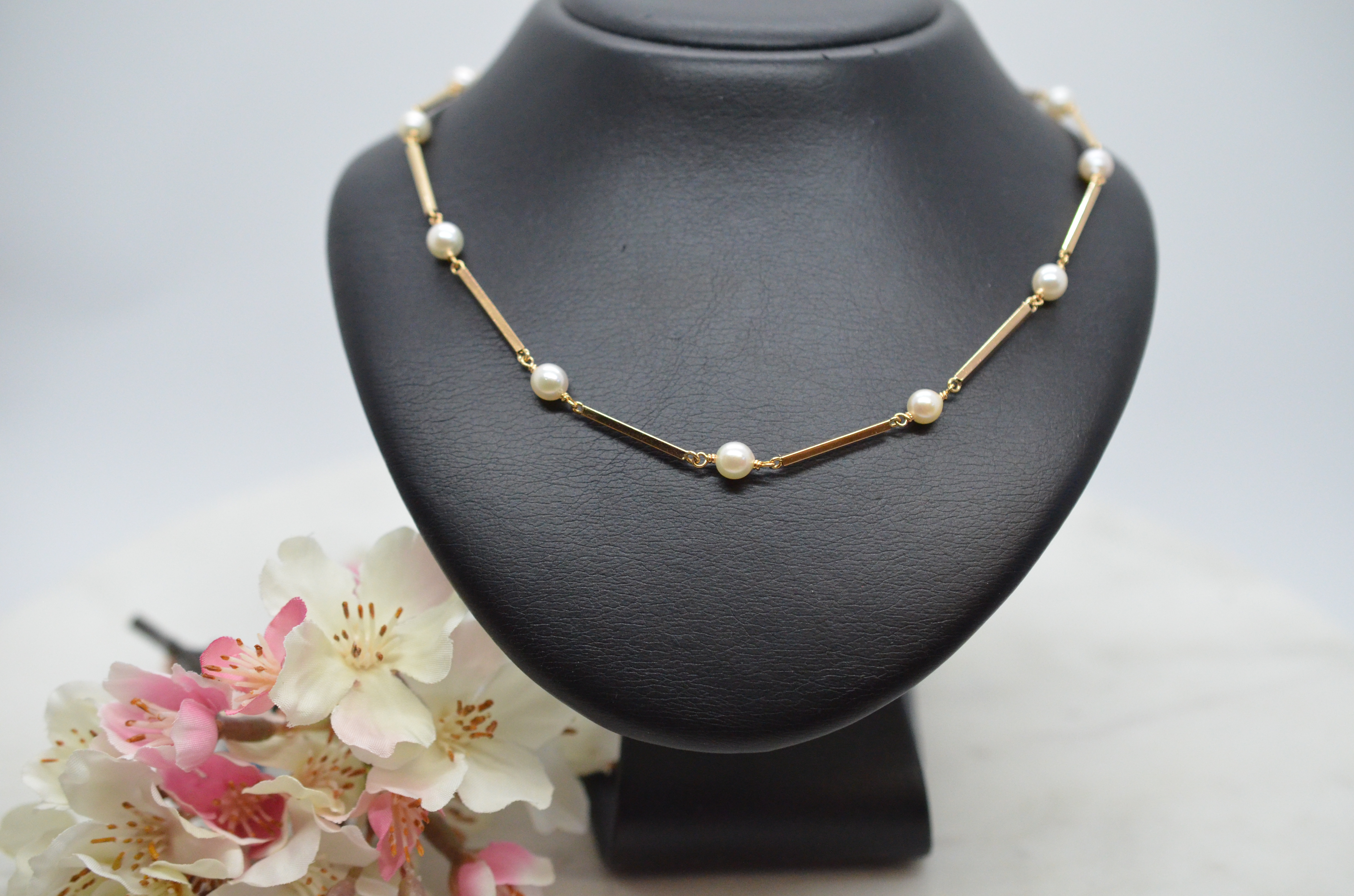 Vintage 18k halsband med stav och sötvattenpärlor