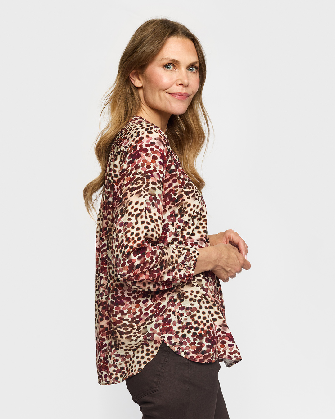 Blus Dorte v-ringad prickig vinröd/beige - 3