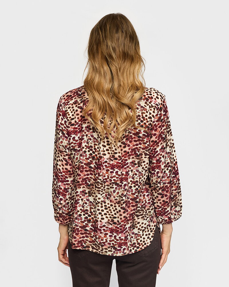 Blus Dorte v-ringad prickig vinröd/beige