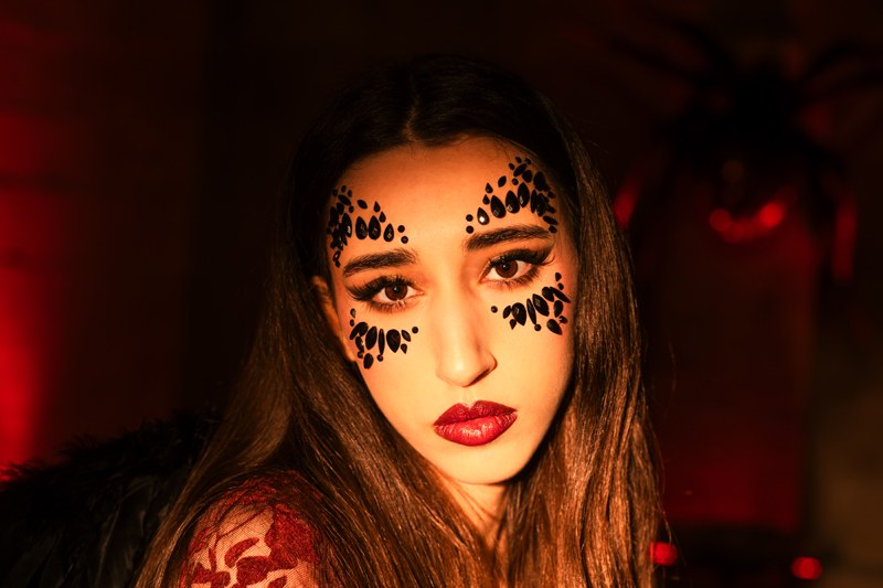 Halloween sminkning med svarta självhäftande ansiktsstenar