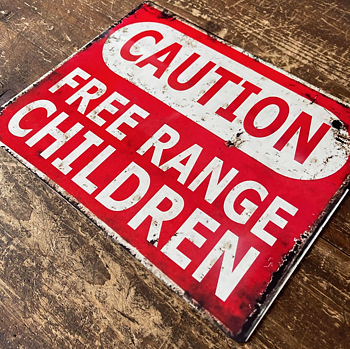 Metallskylt i vintagestil – Caution, Free Range Children 15x20cm