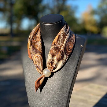 Scarf med pärlmagnet paisley