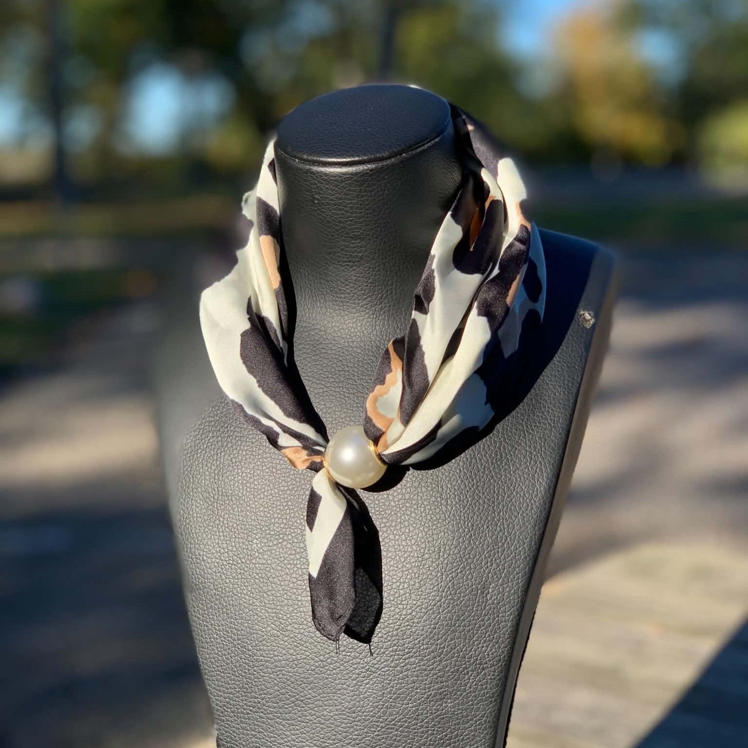 Scarf med pärlmagnet leopard