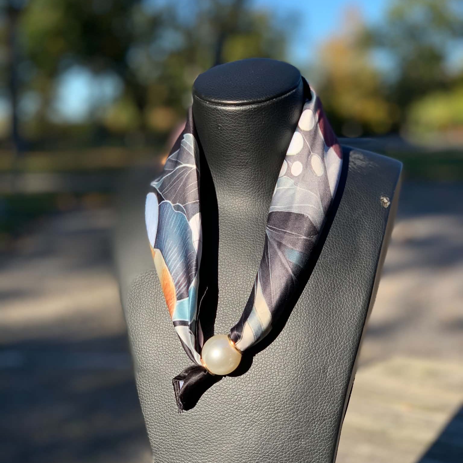 Scarf med pärlmagnet