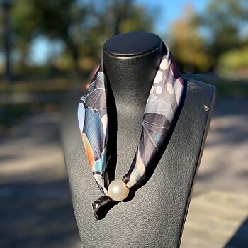Scarf med pärlmagnet