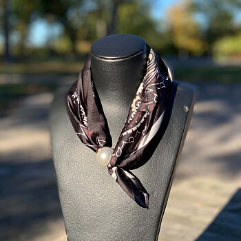 Scarf med pärlmagnet