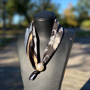 Scarf med pärlmagnet
