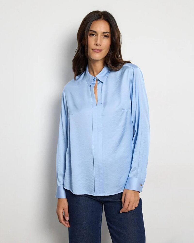 Blus Olalla krage en knapp ljusblå