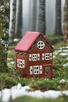 Ljuslykta i stengods – Brunt Hus med Dörrkrans och Glasyrdetaljer H14,6cm 