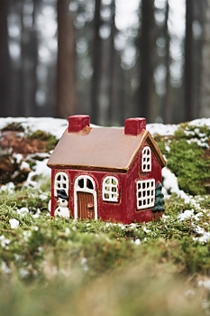 Ljuslykta i stengods – Rött Hus med Brun dörr och Snögubbe H:10,5cm 