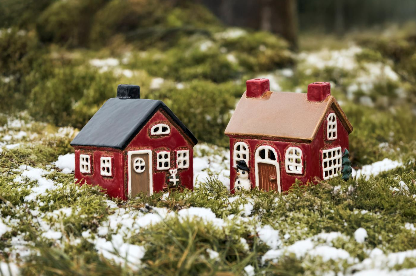 Ljuslykta i stengods – Rött Hus med Brun dörr och Snögubbe H:10,5cm  - 3