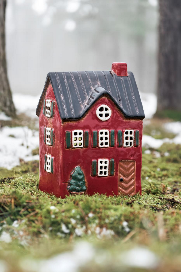 Ljuslykta i stengods – Rött hus med Brun dörr och Gran H:18,5cm 