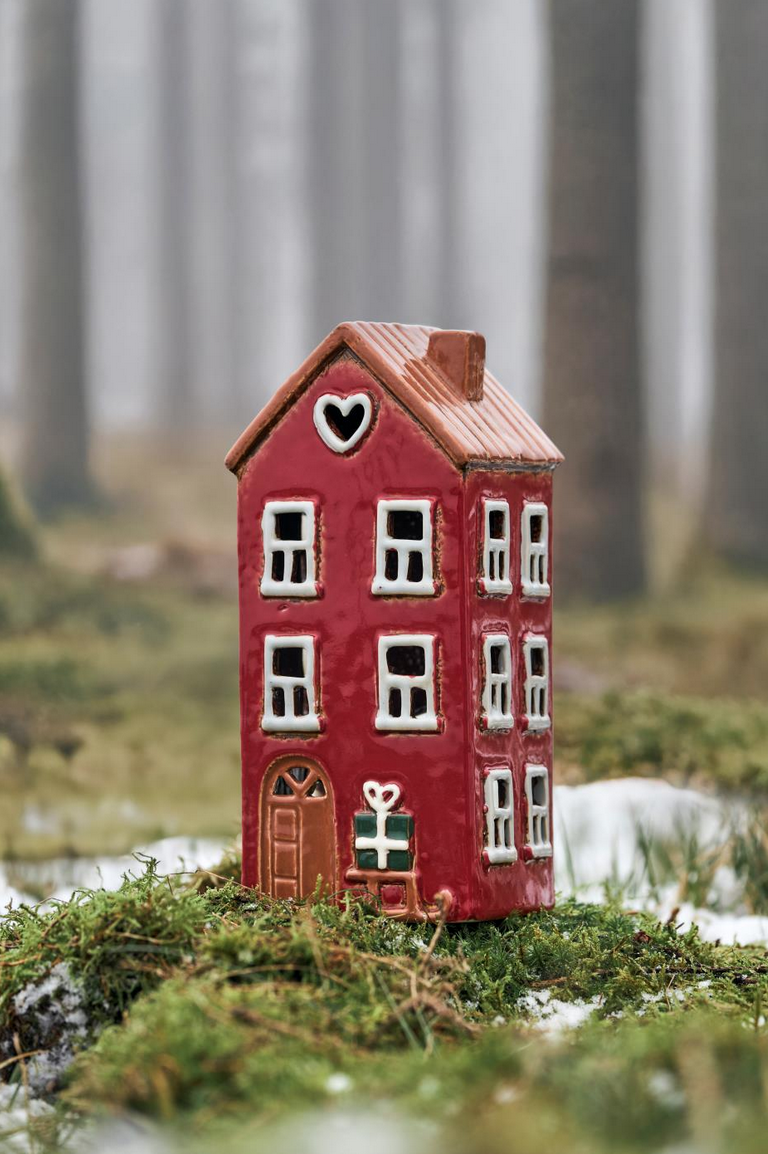 Ljuslykta i stengods –Rött Avlångt Hus med Släde och Paket H20,3cm