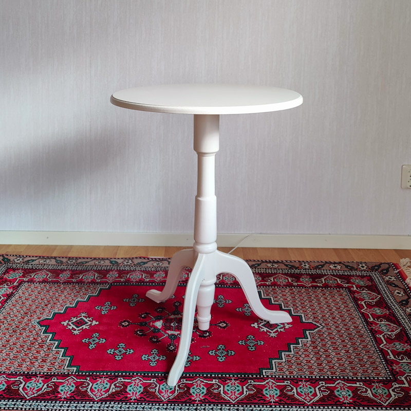 Vitmålat runt pelarbord