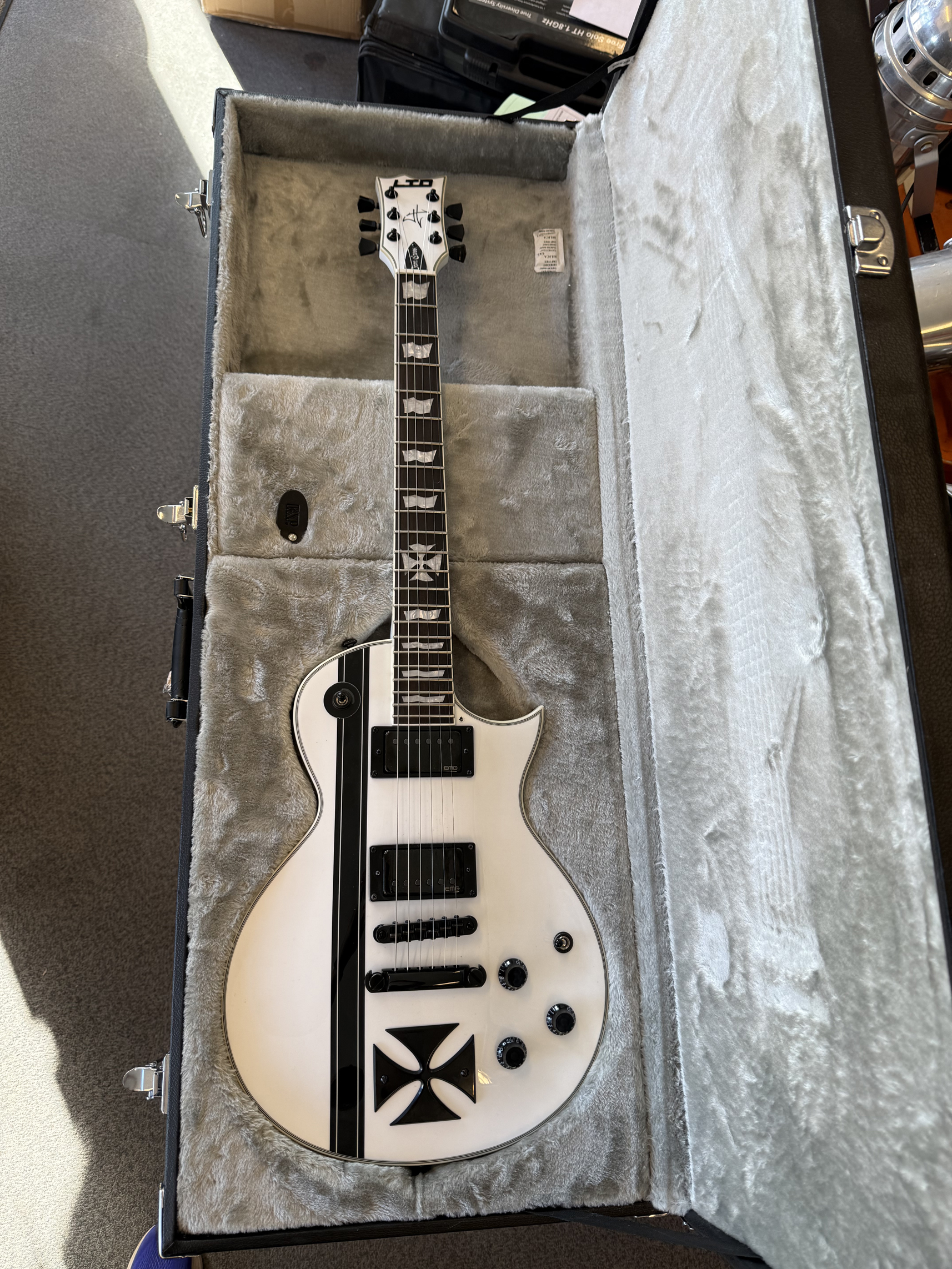 ESP/LTD Iron Cross SW w hardcase - 7