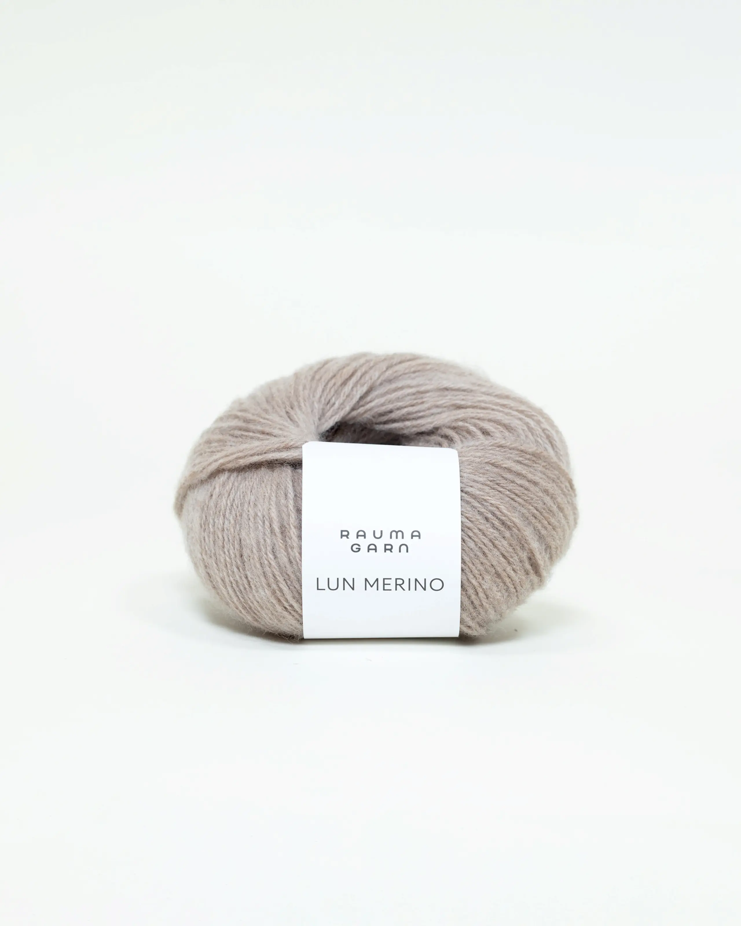 Nystan Lun Merino Muskat 03 från Rauma Garn i ljus gråbeige nyans