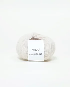 Nystan Lun Merino Mandelmjölk 08 från Rauma Garn i ljus krämvit nyans.
