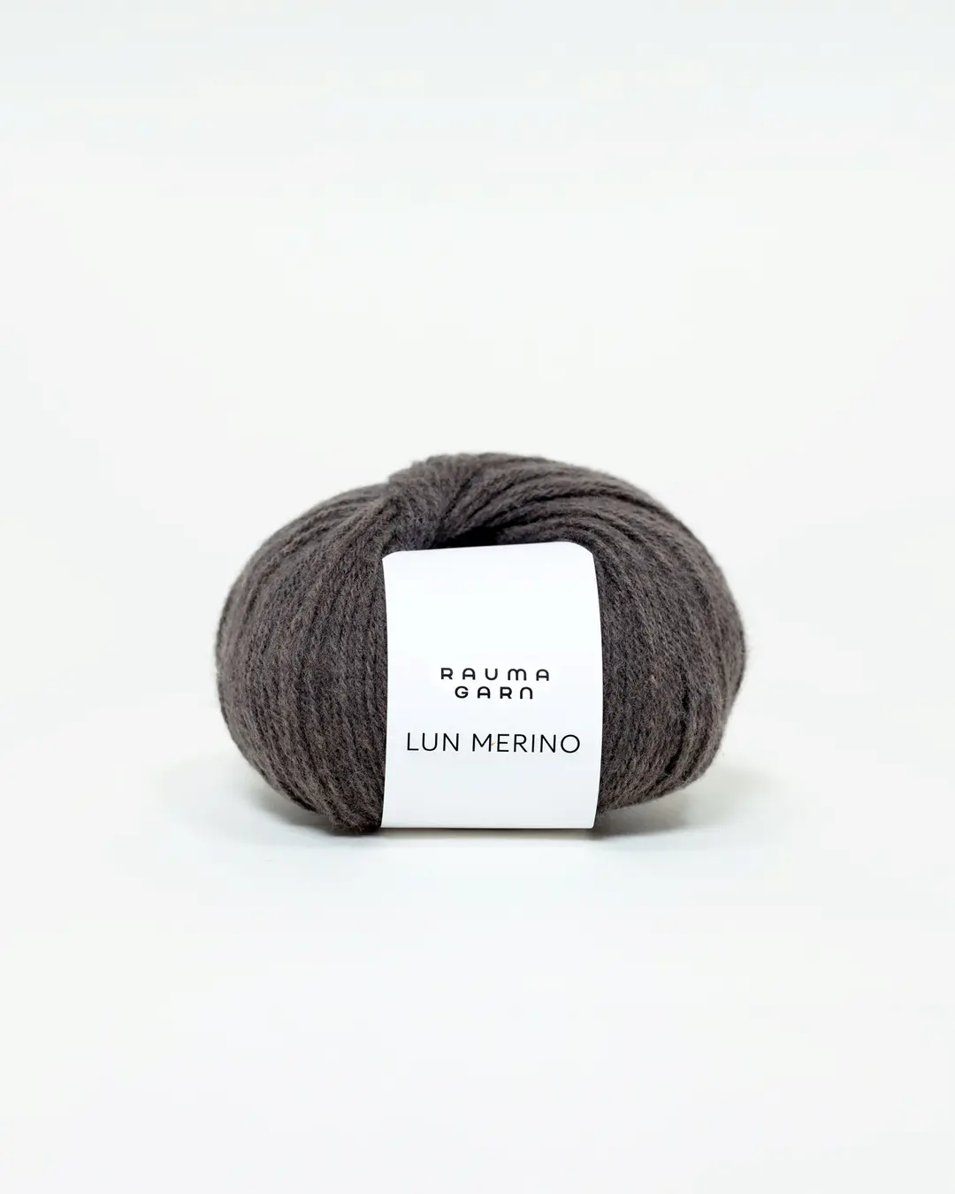 Nystan Lun Merino Tryffel 12 från Rauma Garn i mörk gråbrun nyans.